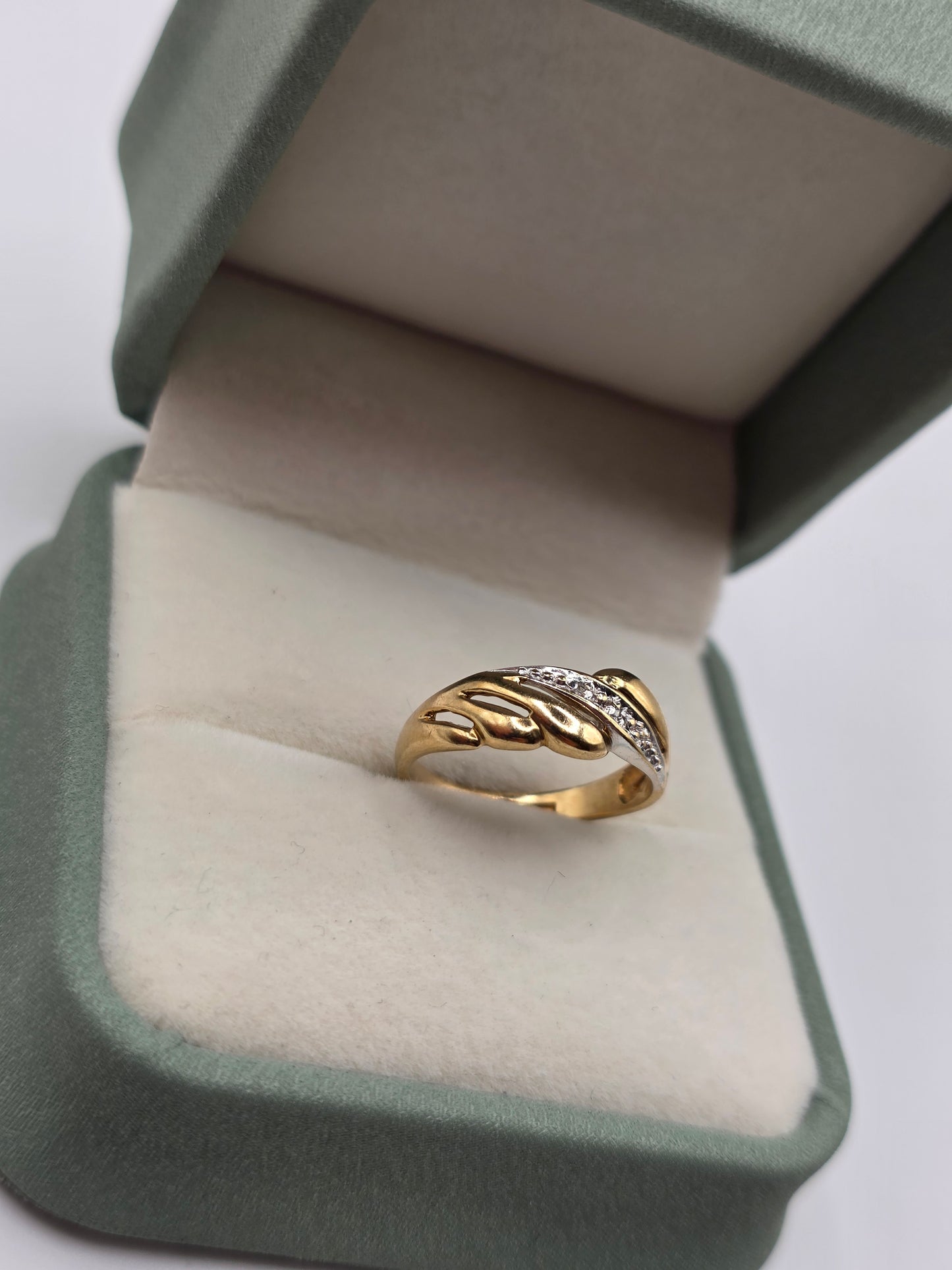 9ct gold diamond ring