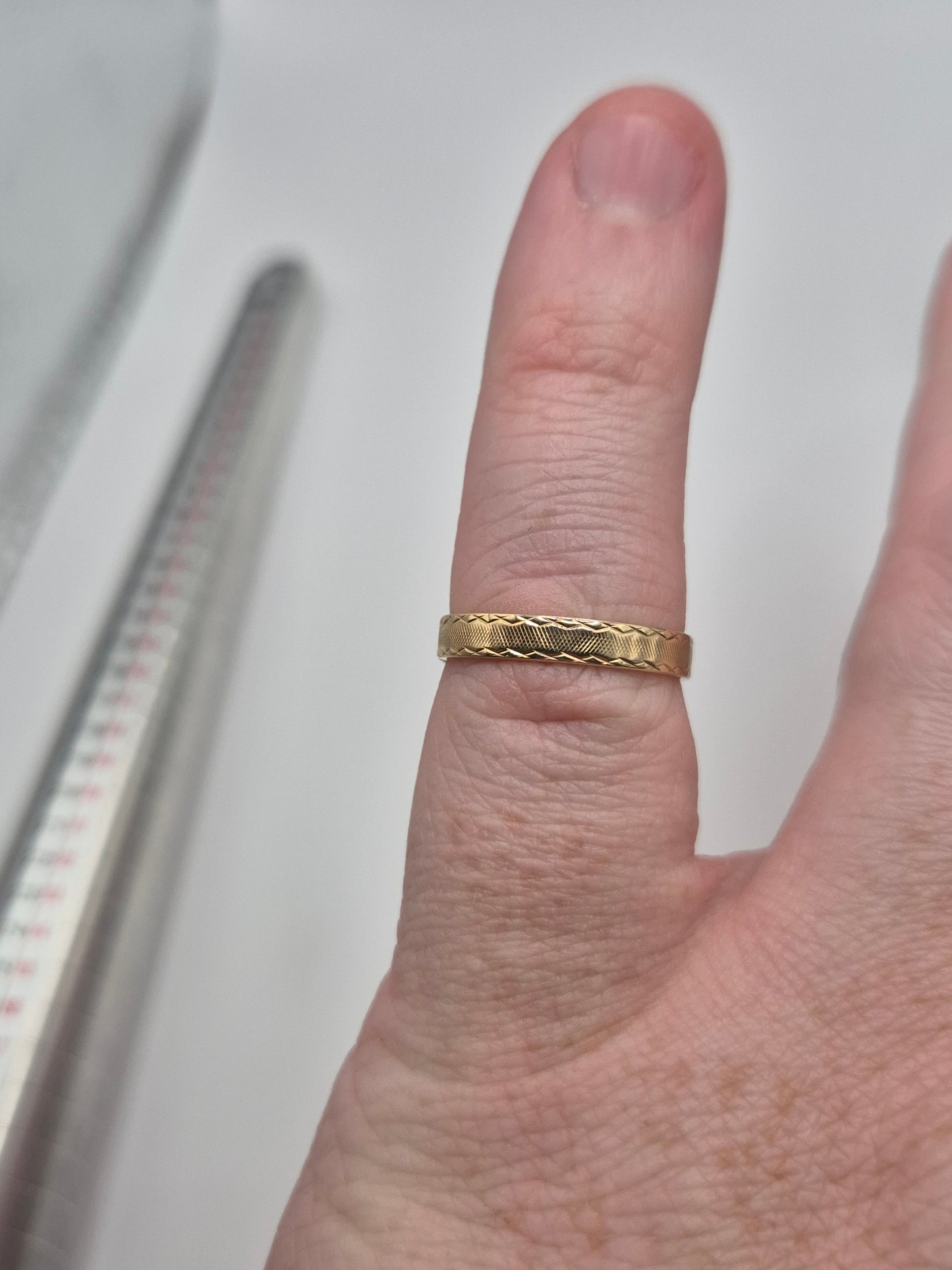 9ct gold patterned band ring