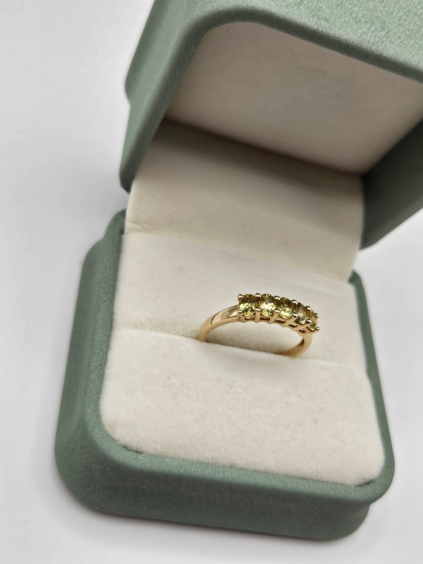 9ct gold peridot ring