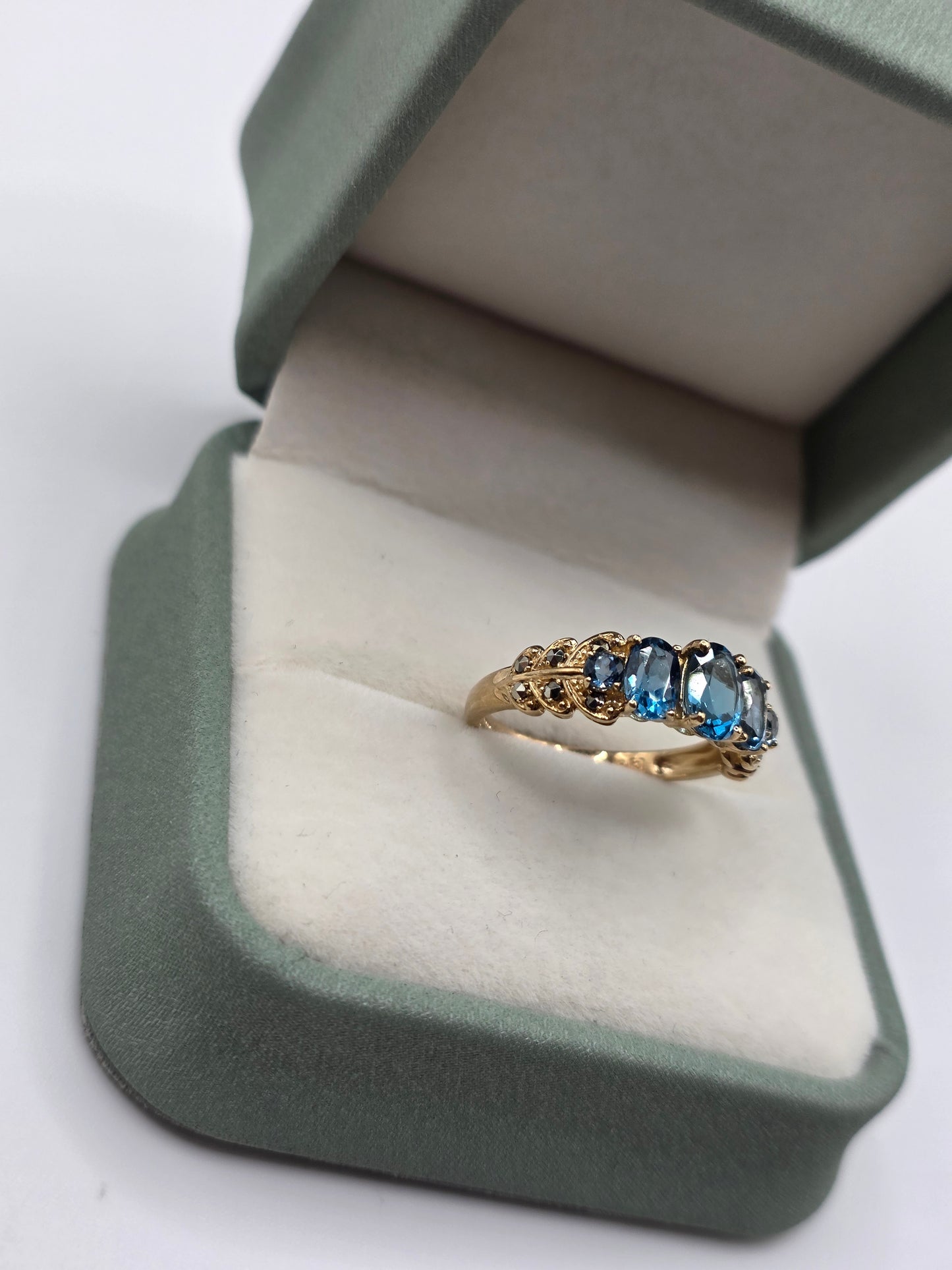 9ct gold topaz ring