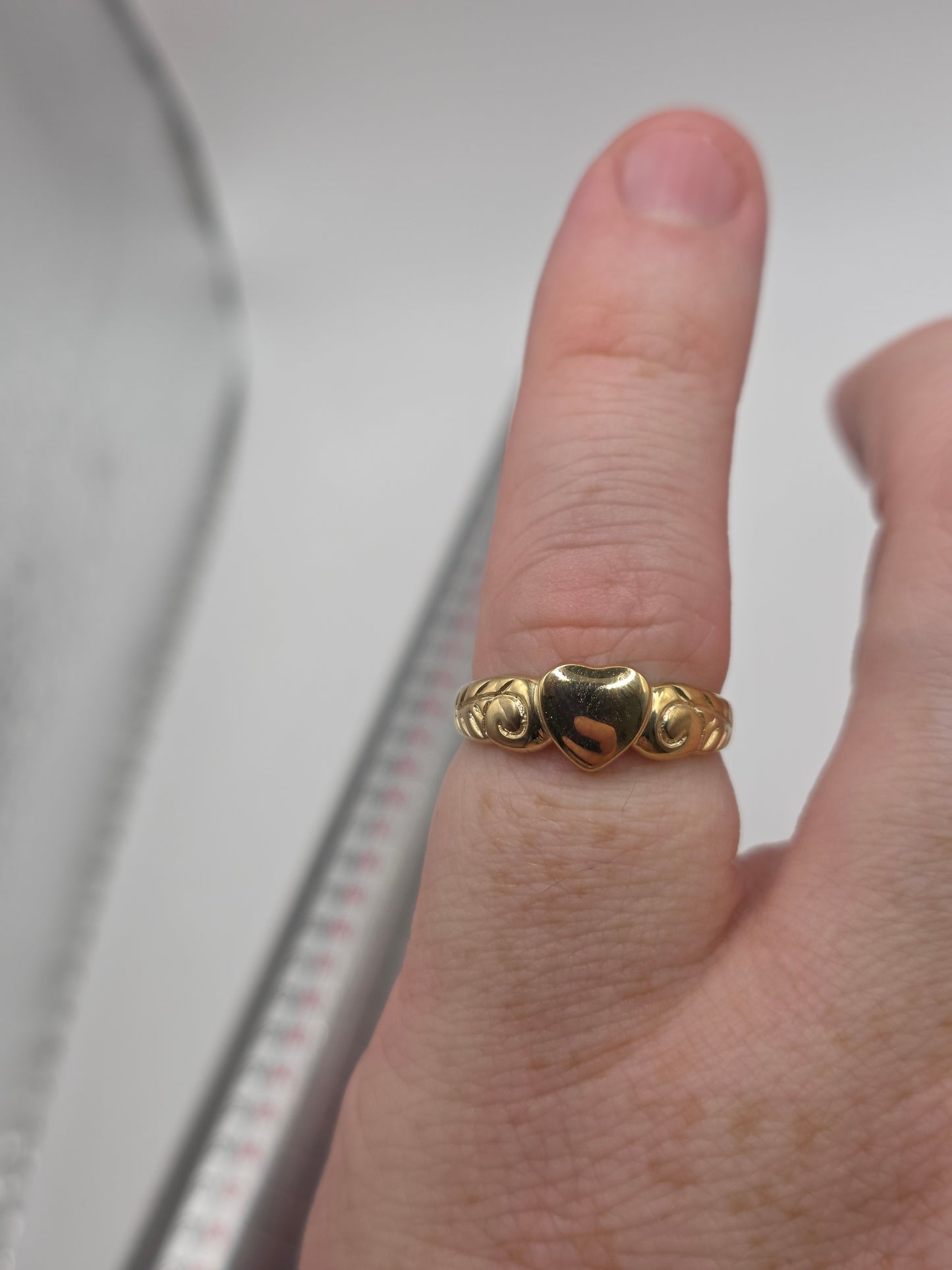 9ct gold heart signet ring