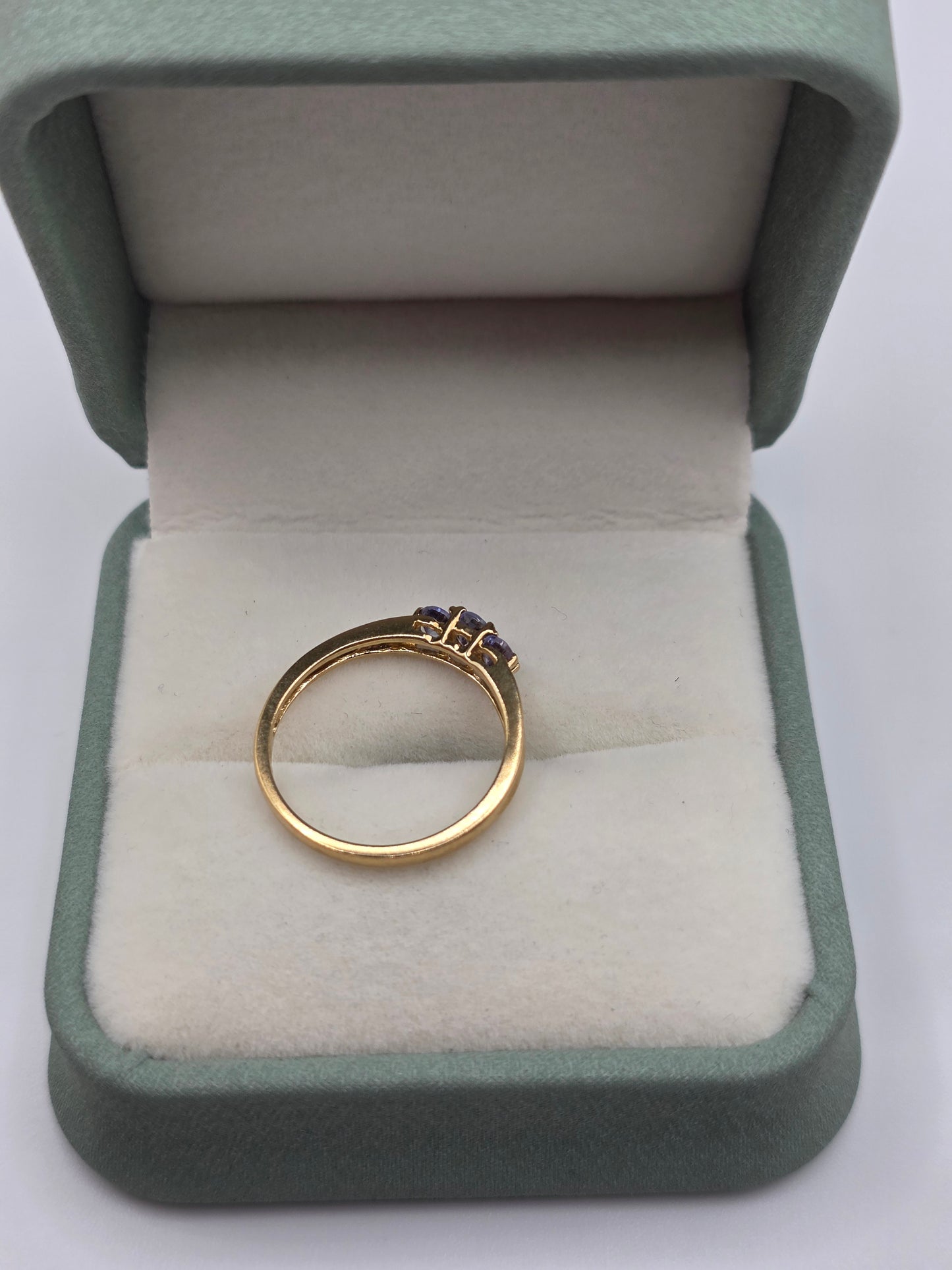 9ct gold tanzanite and diamond ring