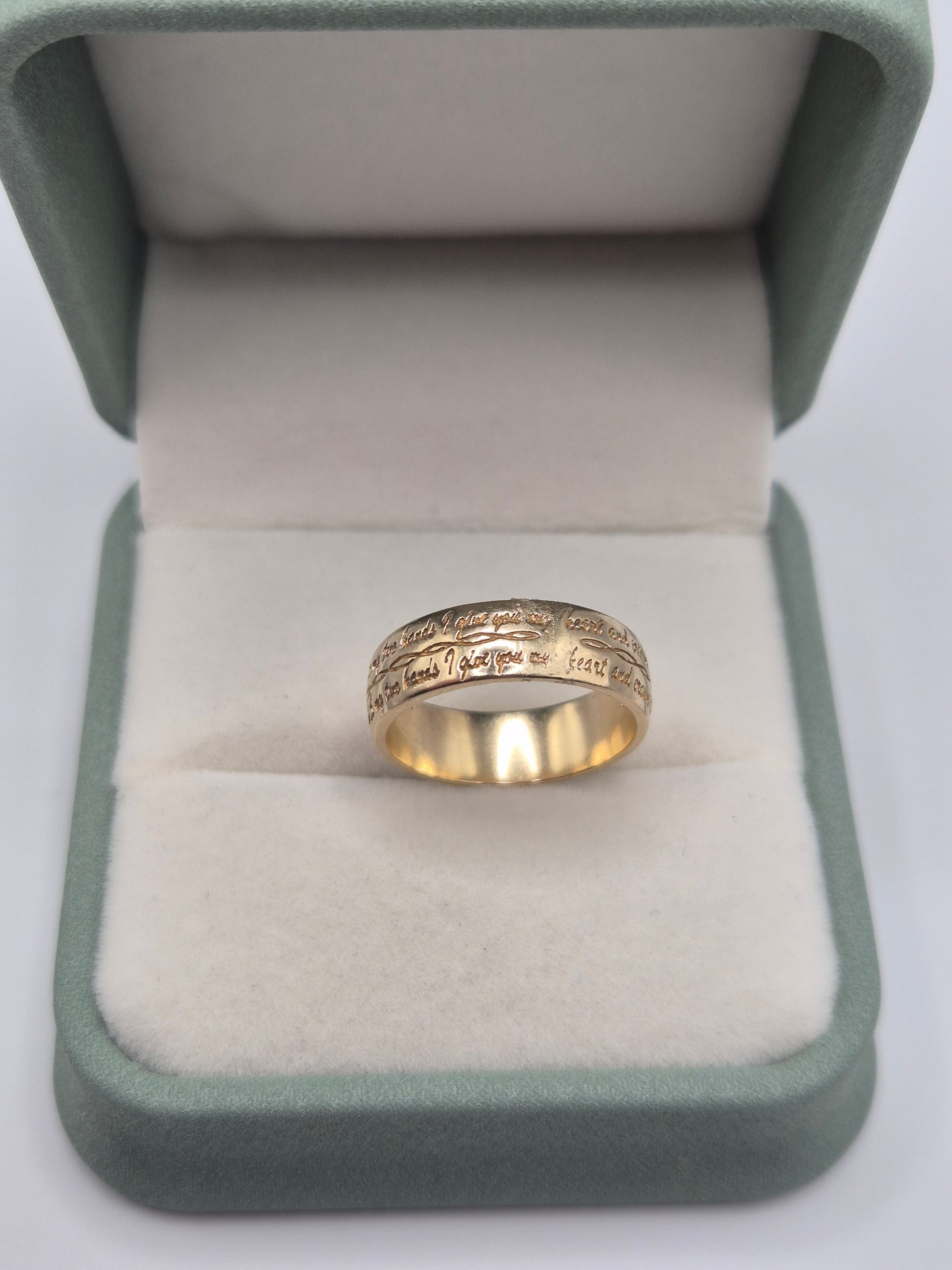 Heavy 9ct gold engraved claddagh ring