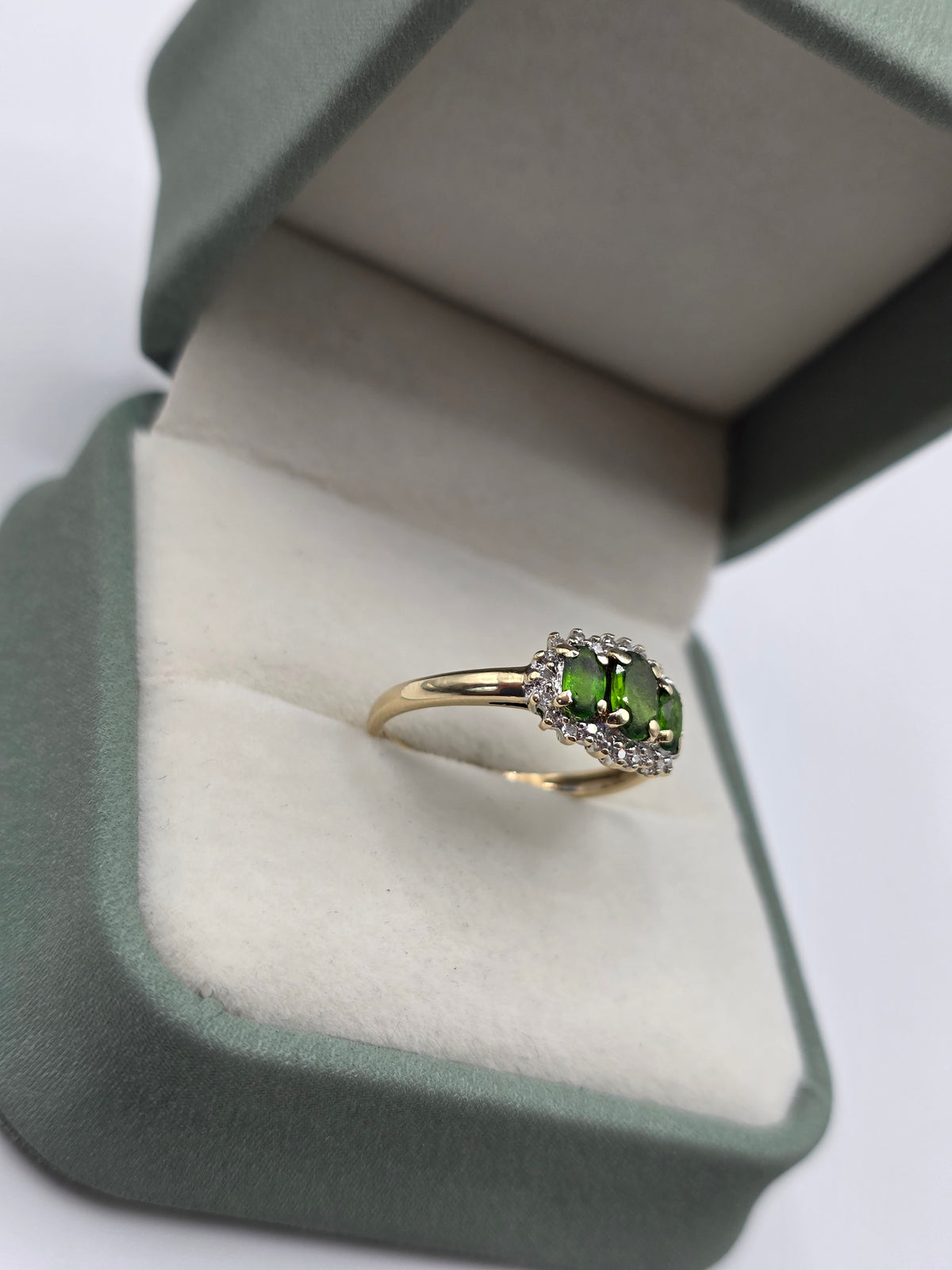 9ct gold diopside and diamond ring