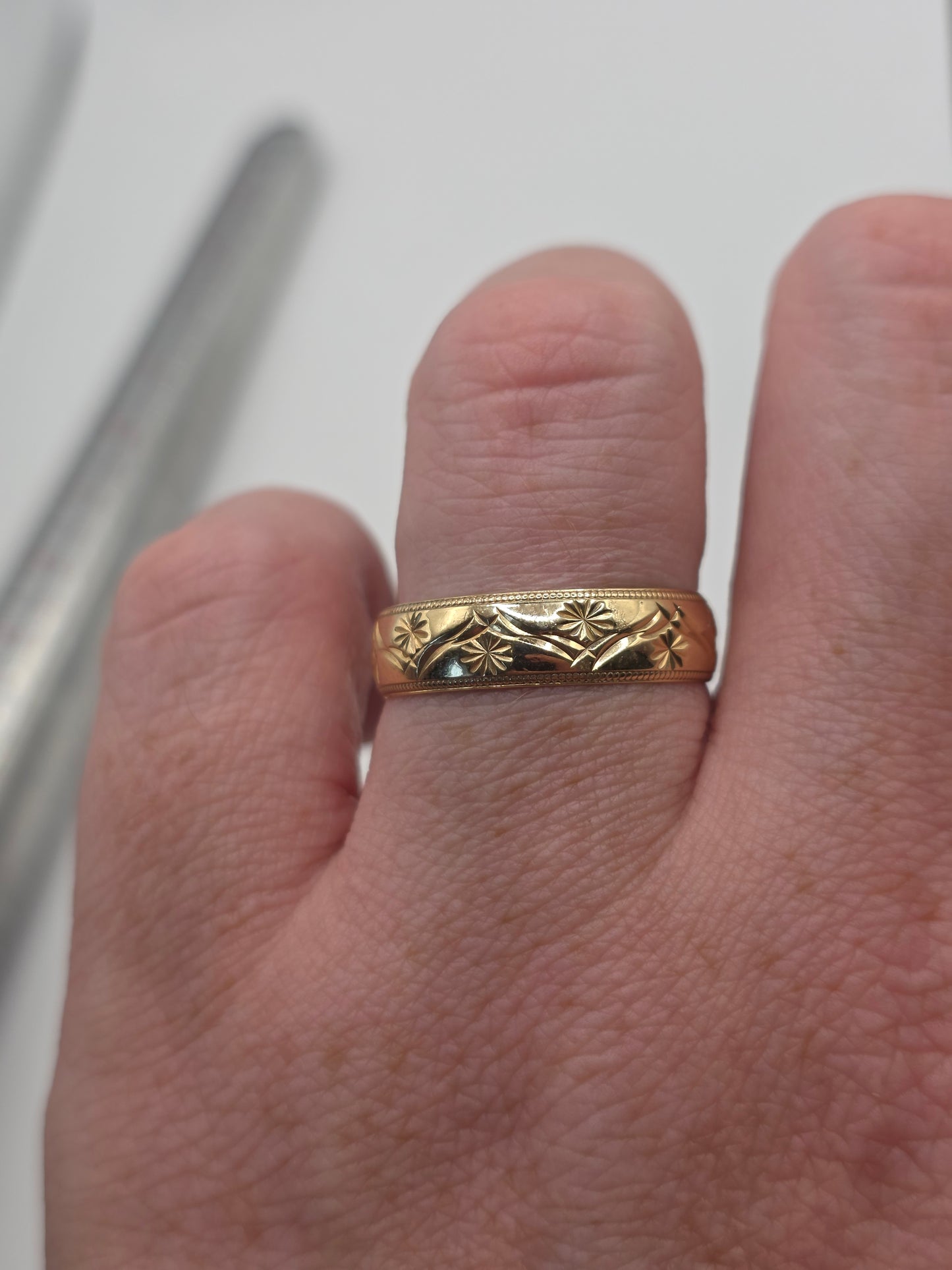 9ct gold pattened band ring