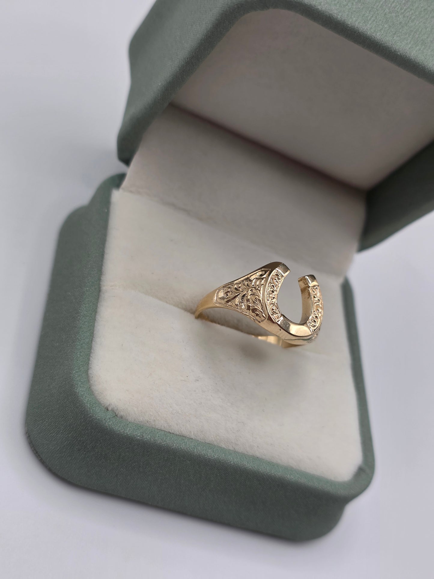 9ct gold horse shoe ring