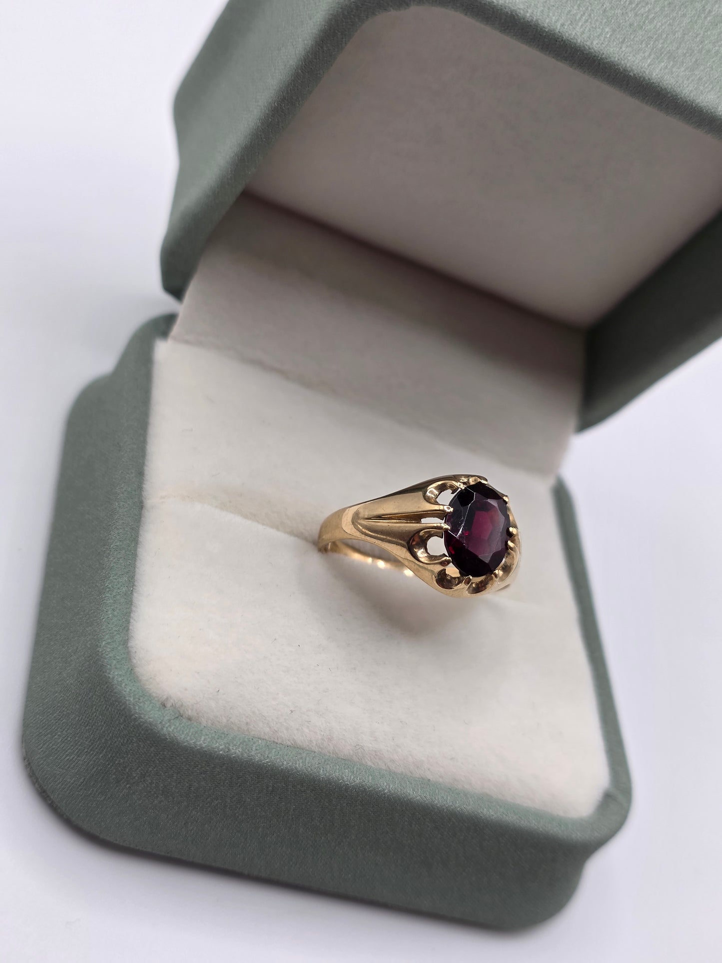 9ct gold garnet ring