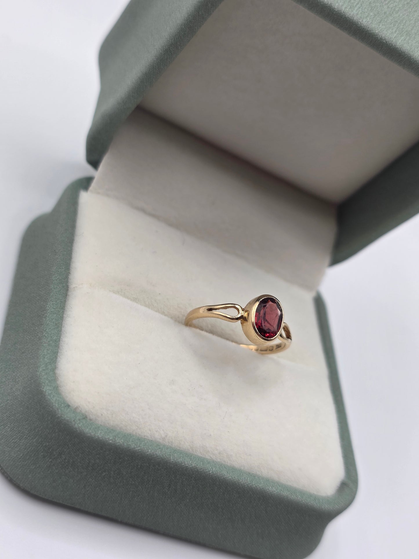 9ct gold garnet ring