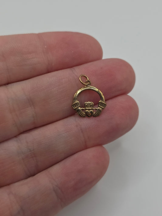 9ct gold claddagh pendant