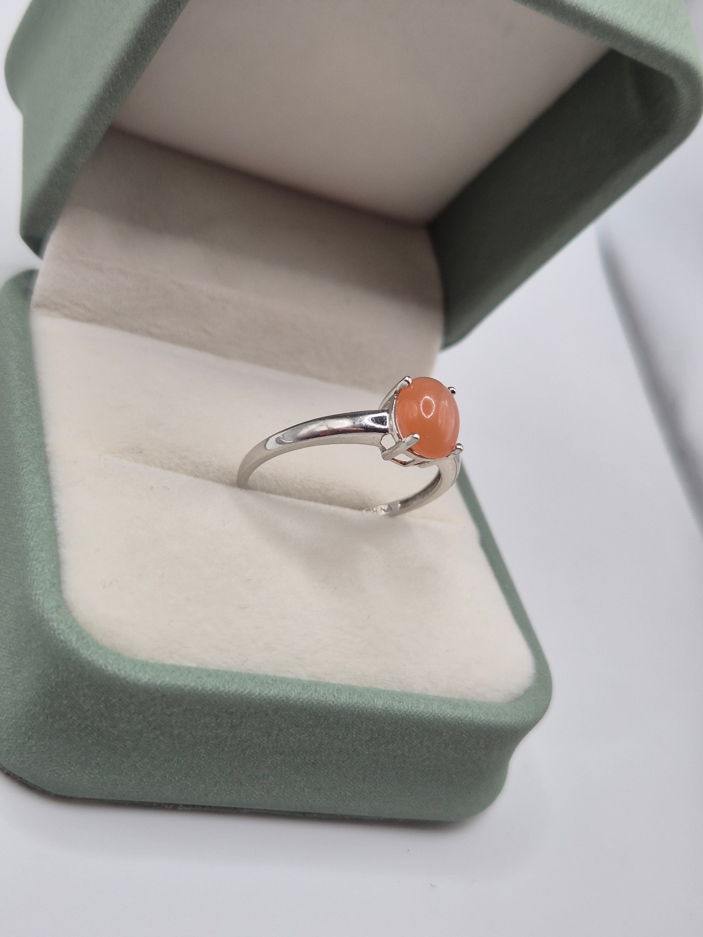 9ct white gold peach moonstone ring