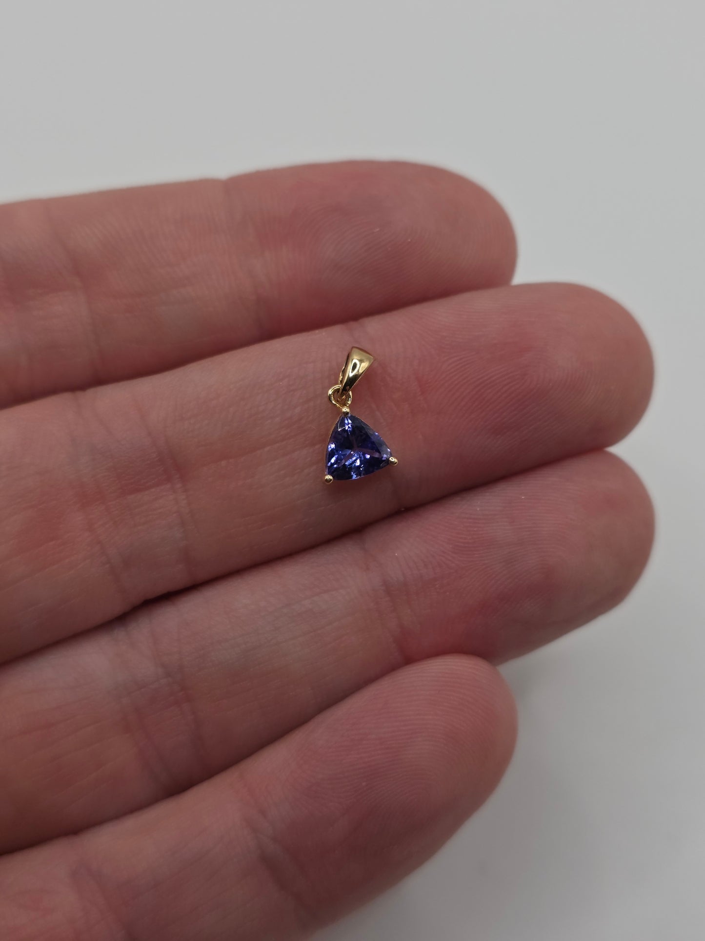 14ct gold tanzanite pendant