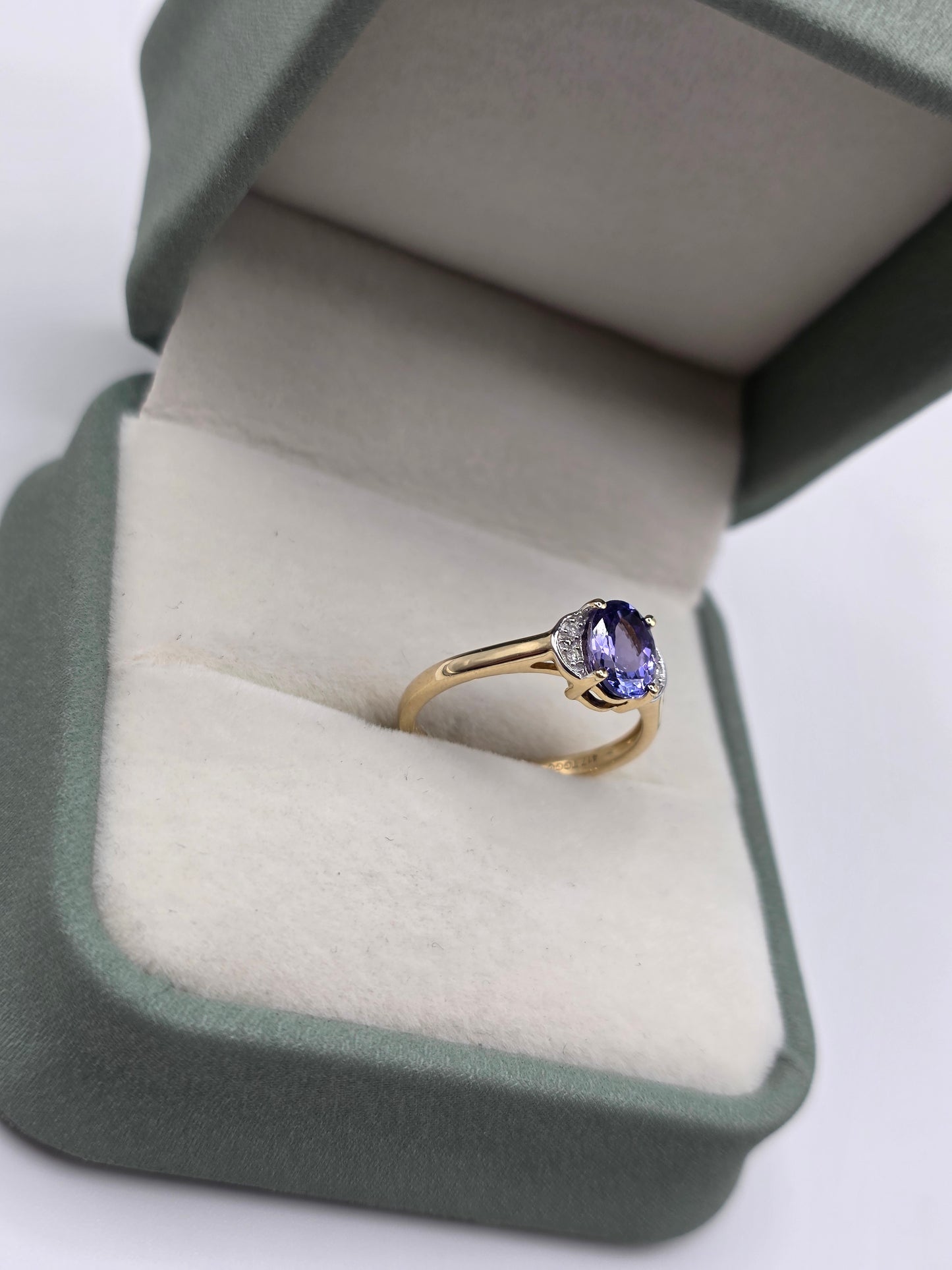 9ct gold tanzanite and diamond ring