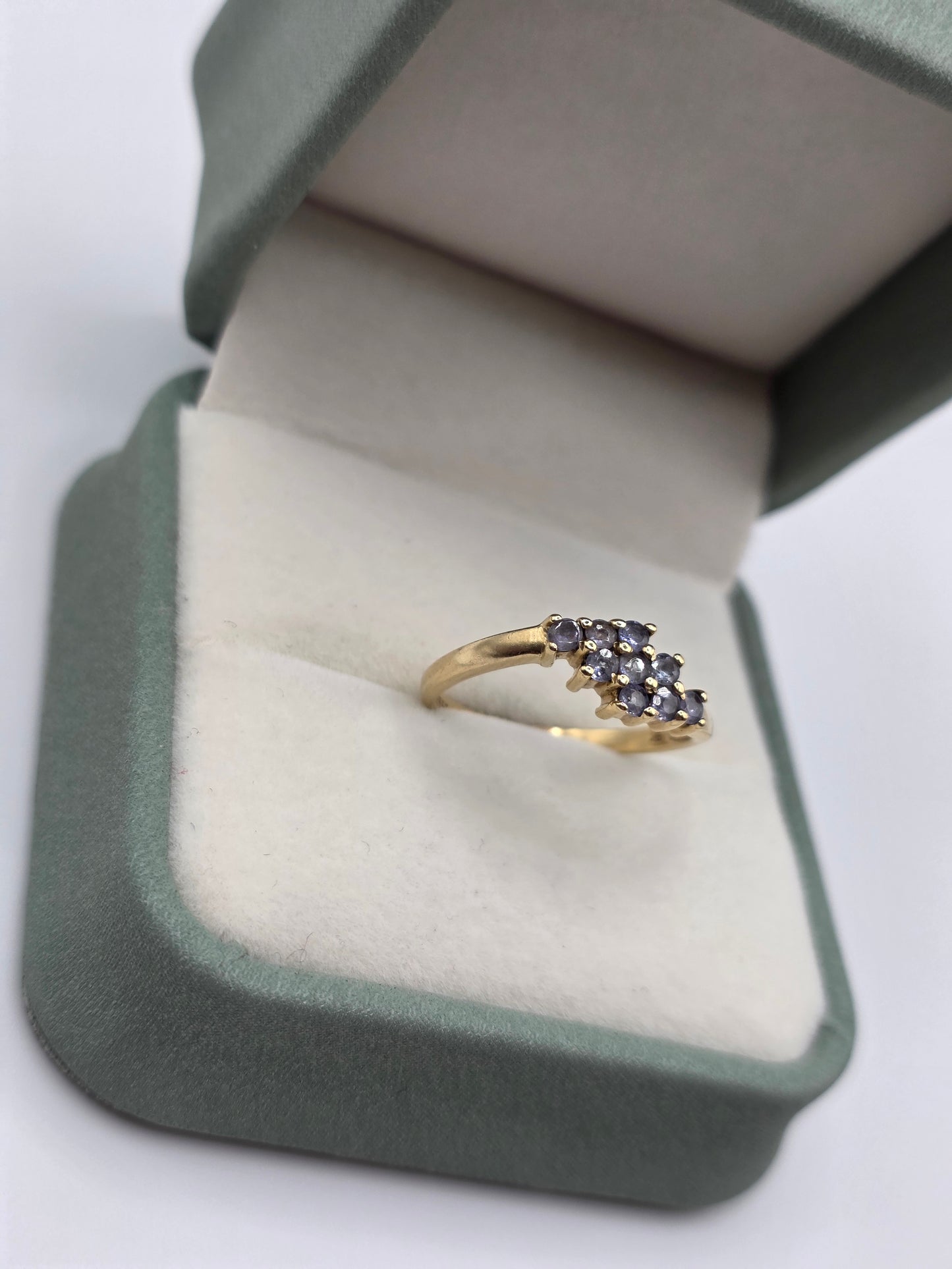 9ct gold tanzanite ring