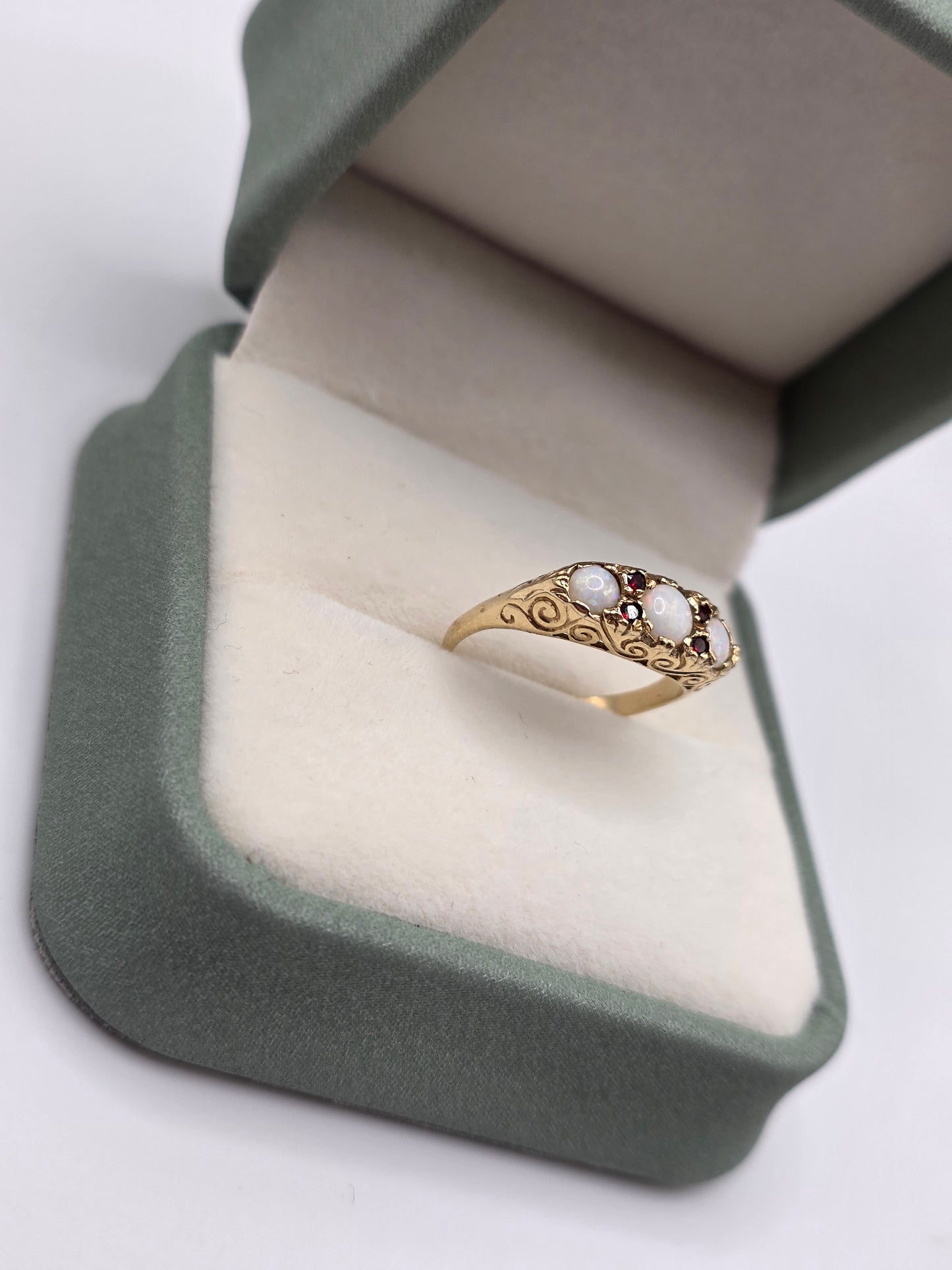 9ct gold opal and garnet ring