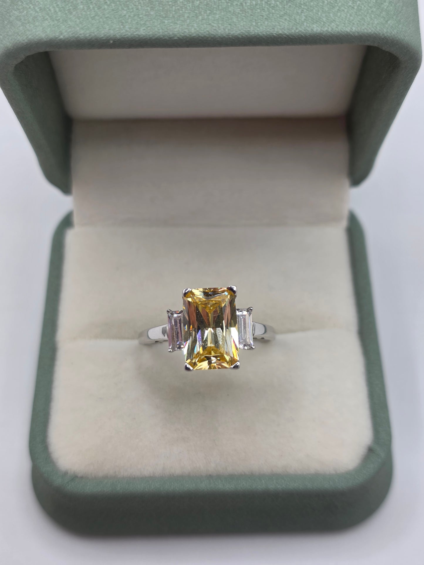 9ct white gold zircon ring
