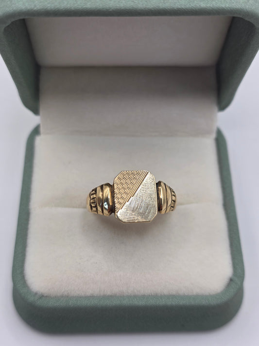 Heavy vintage 9ct gold signet ring