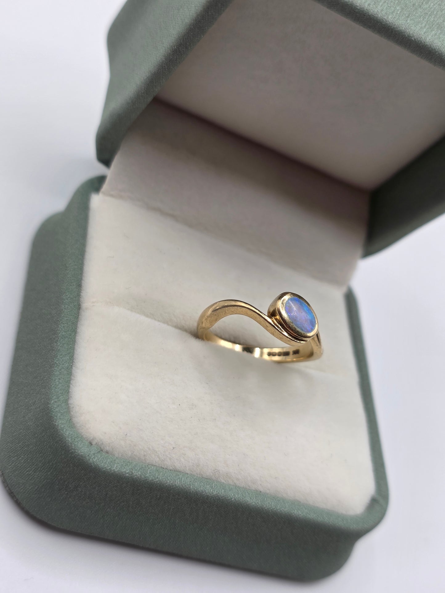 9ct gold opal ring