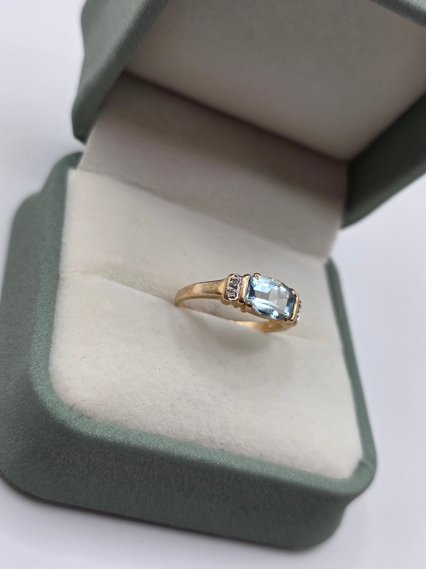 9ct gold aquamarine and diamond ring