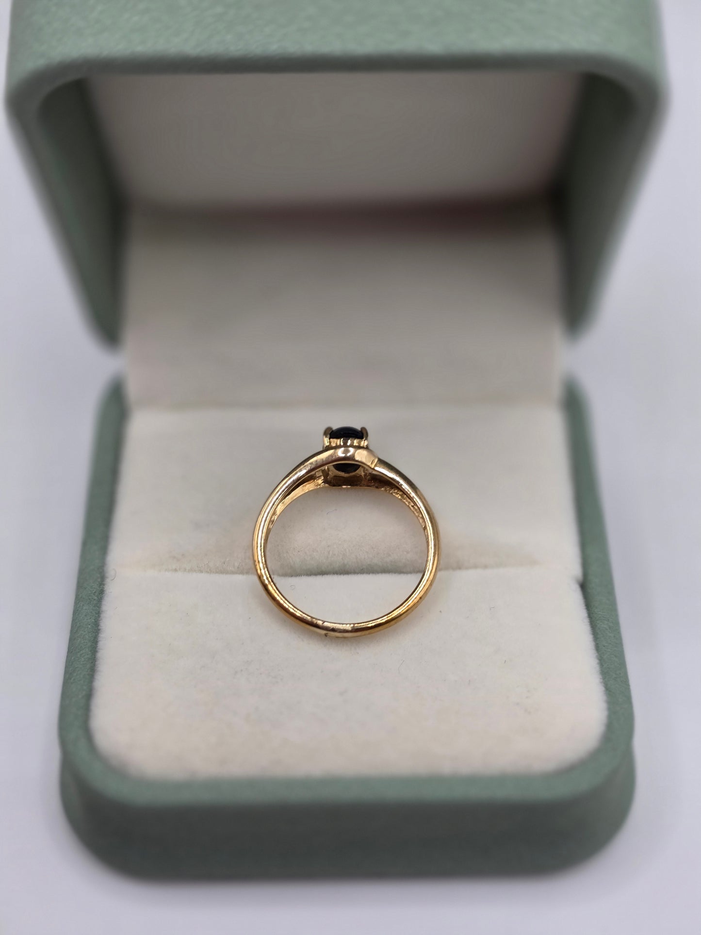 9ct gold cabachon sapphire ring