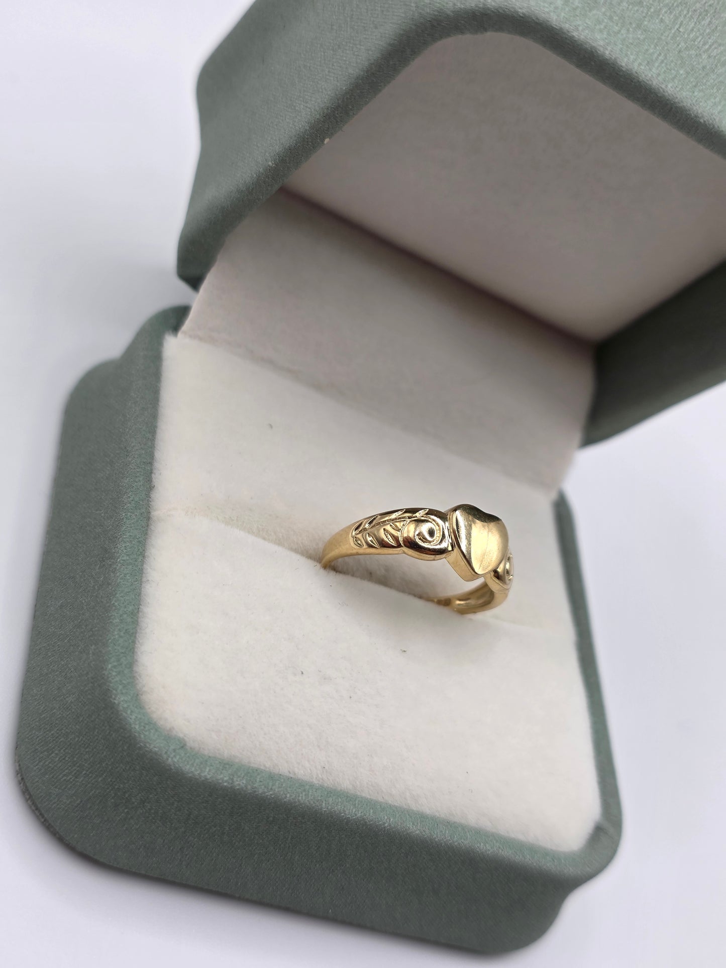 9ct gold heart signet ring