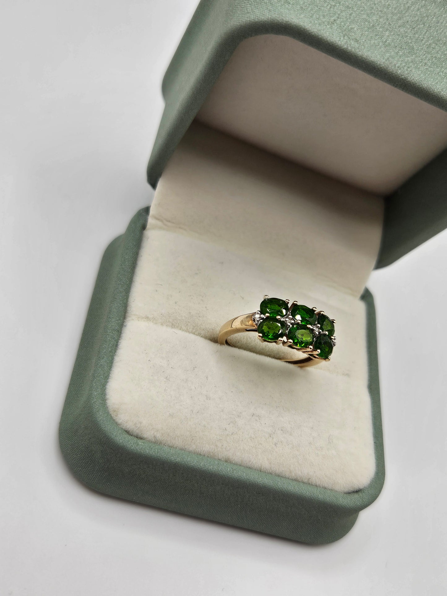 9ct gold diopside and diamond ring