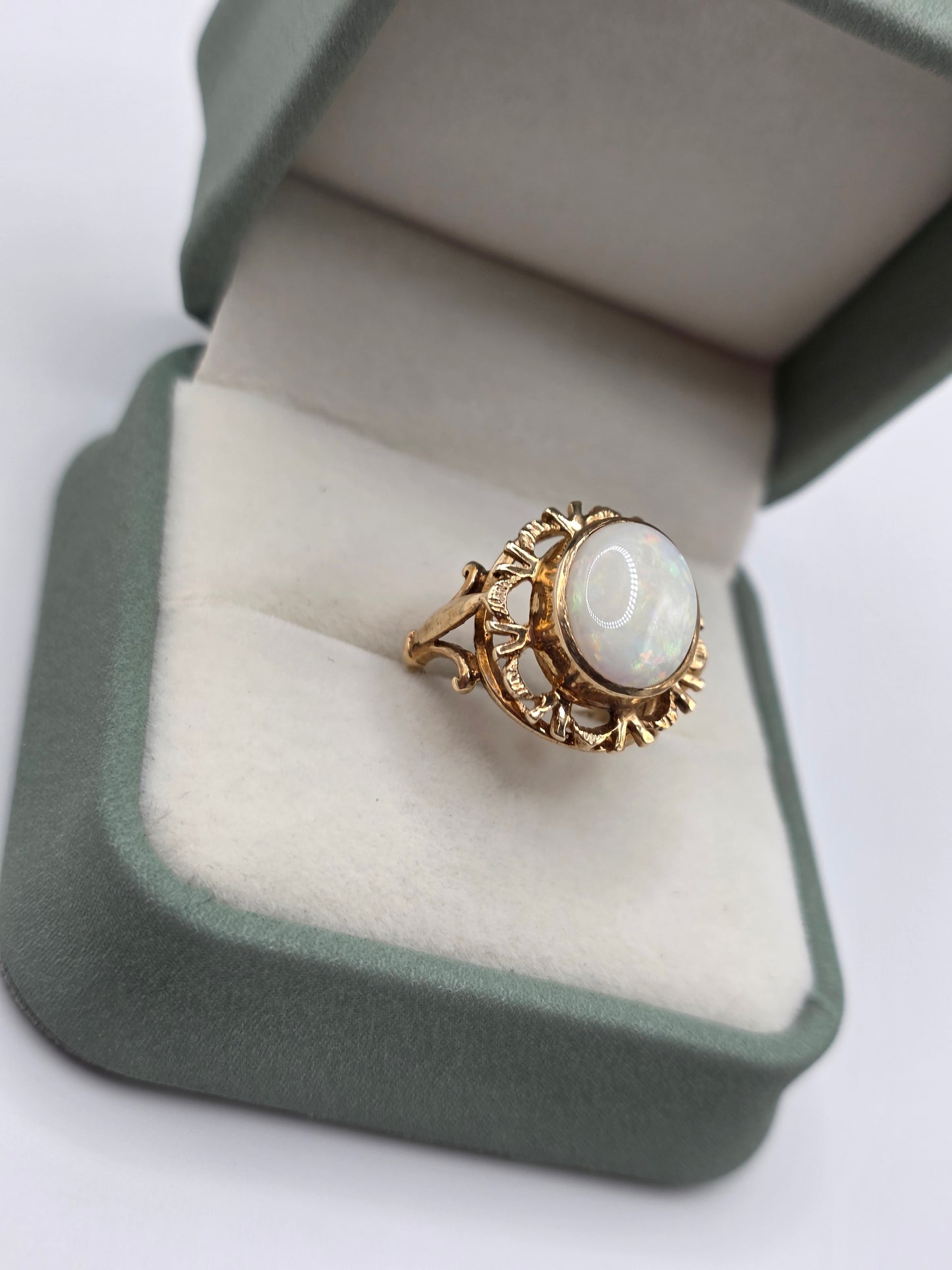 Heavy Vintage 9ct gold opal ring