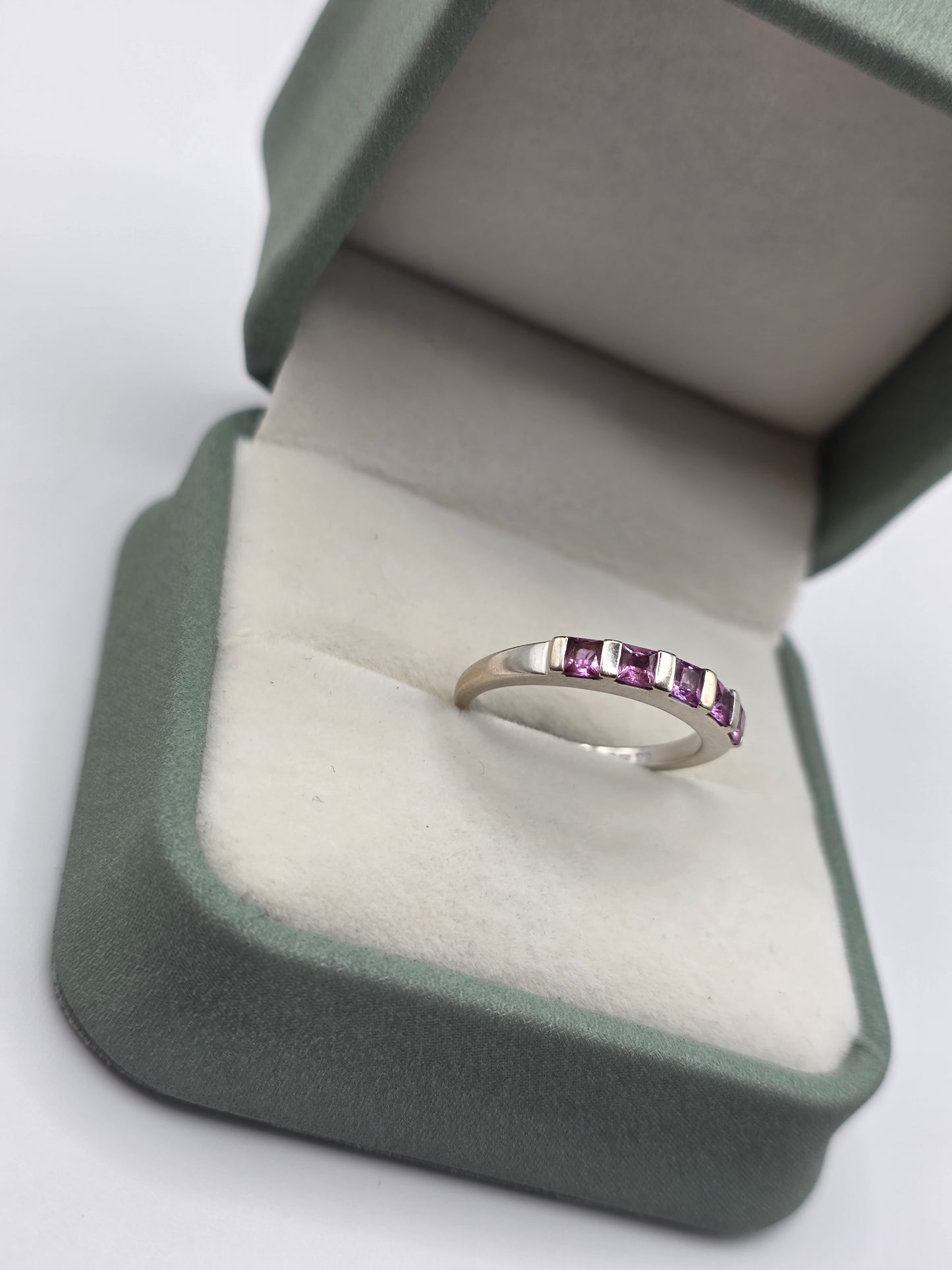 9ct white gold pink sapphire ring