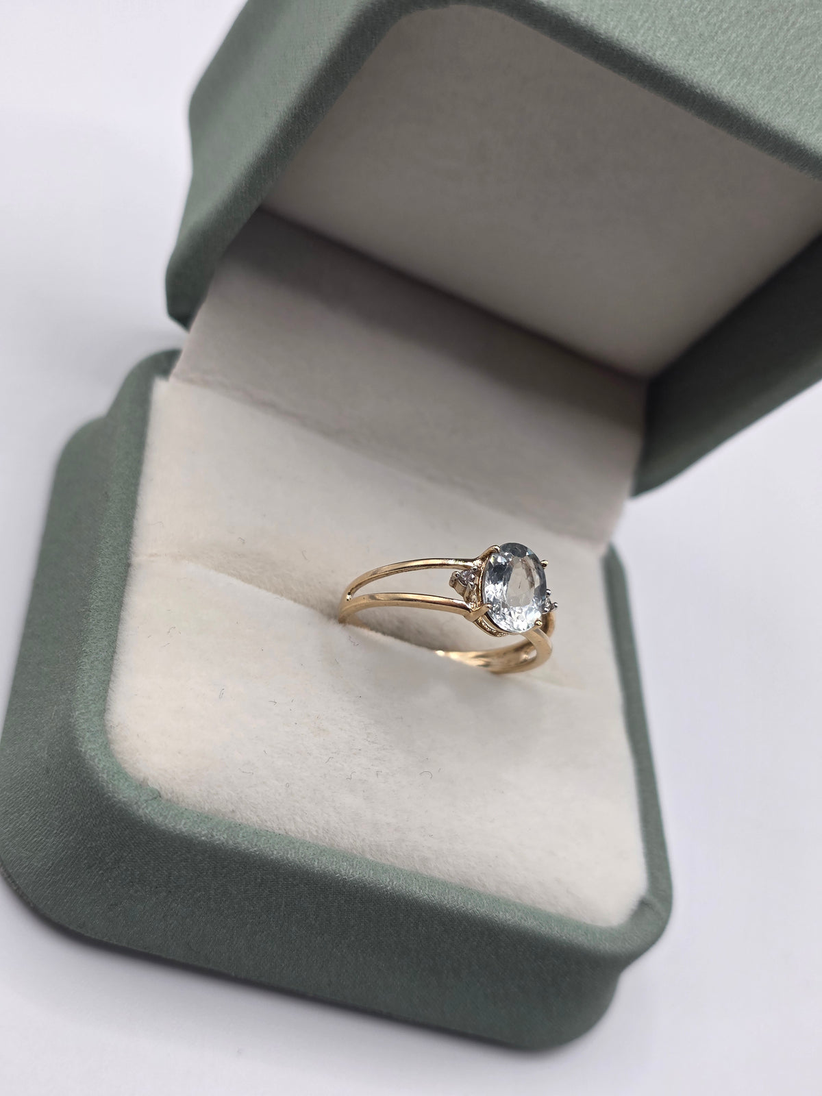 9ct gold aquamarine and diamond ring