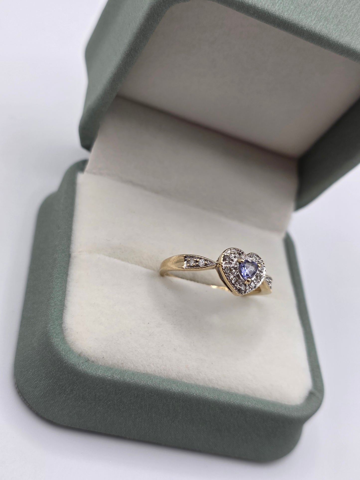9ct gold tanzanite and diamond ring
