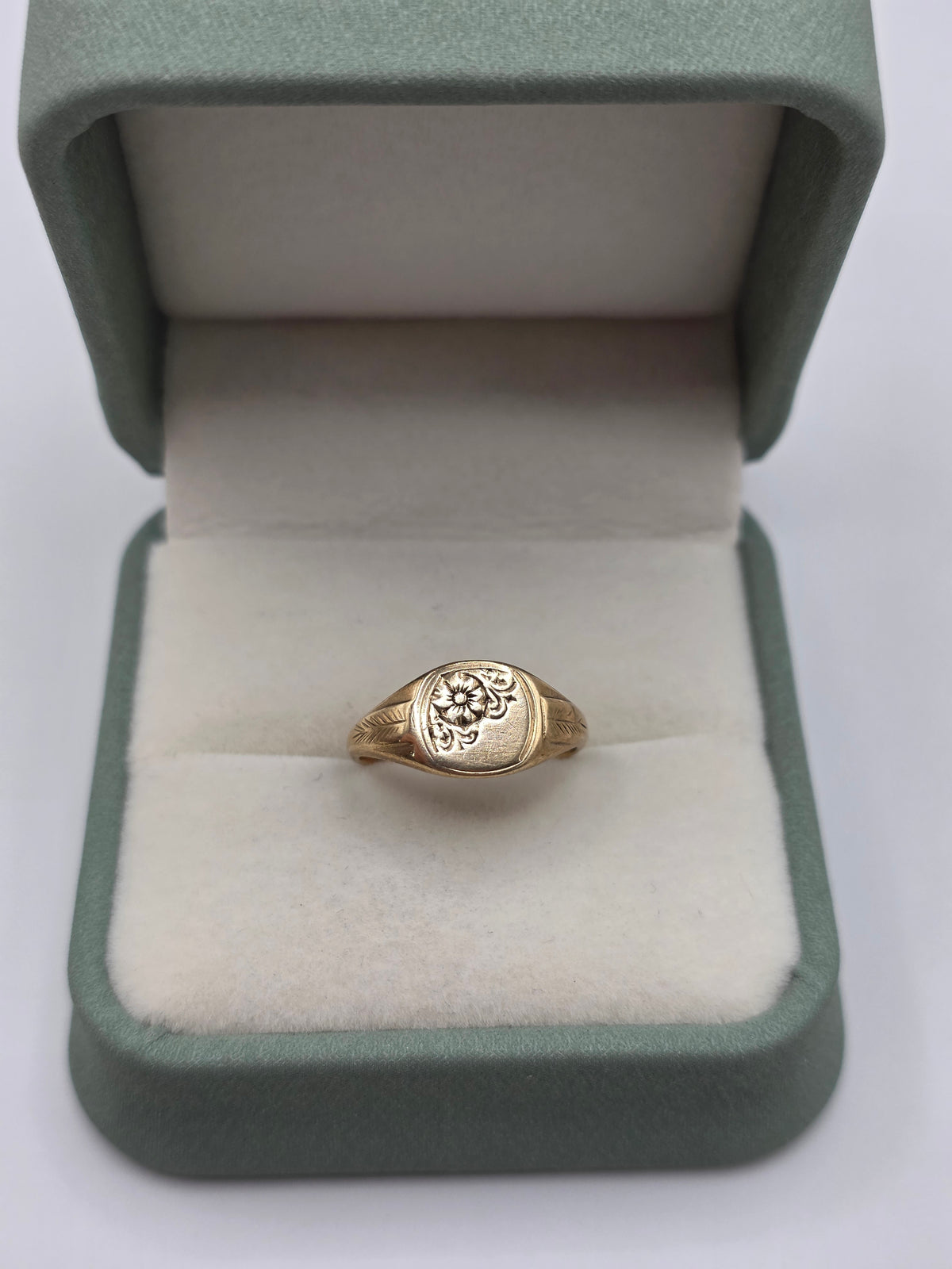 Vintage 9ct gold floral signet ring