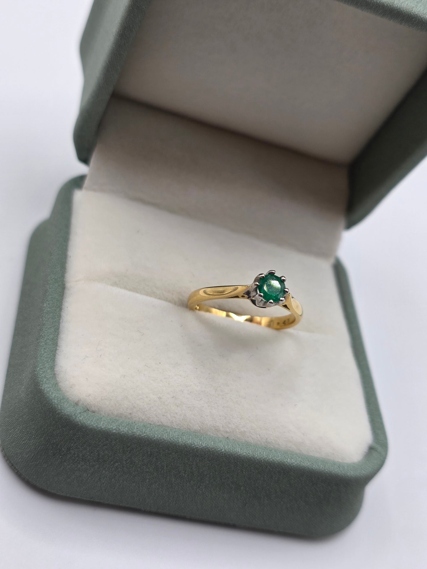 18ct gold emerald ring
