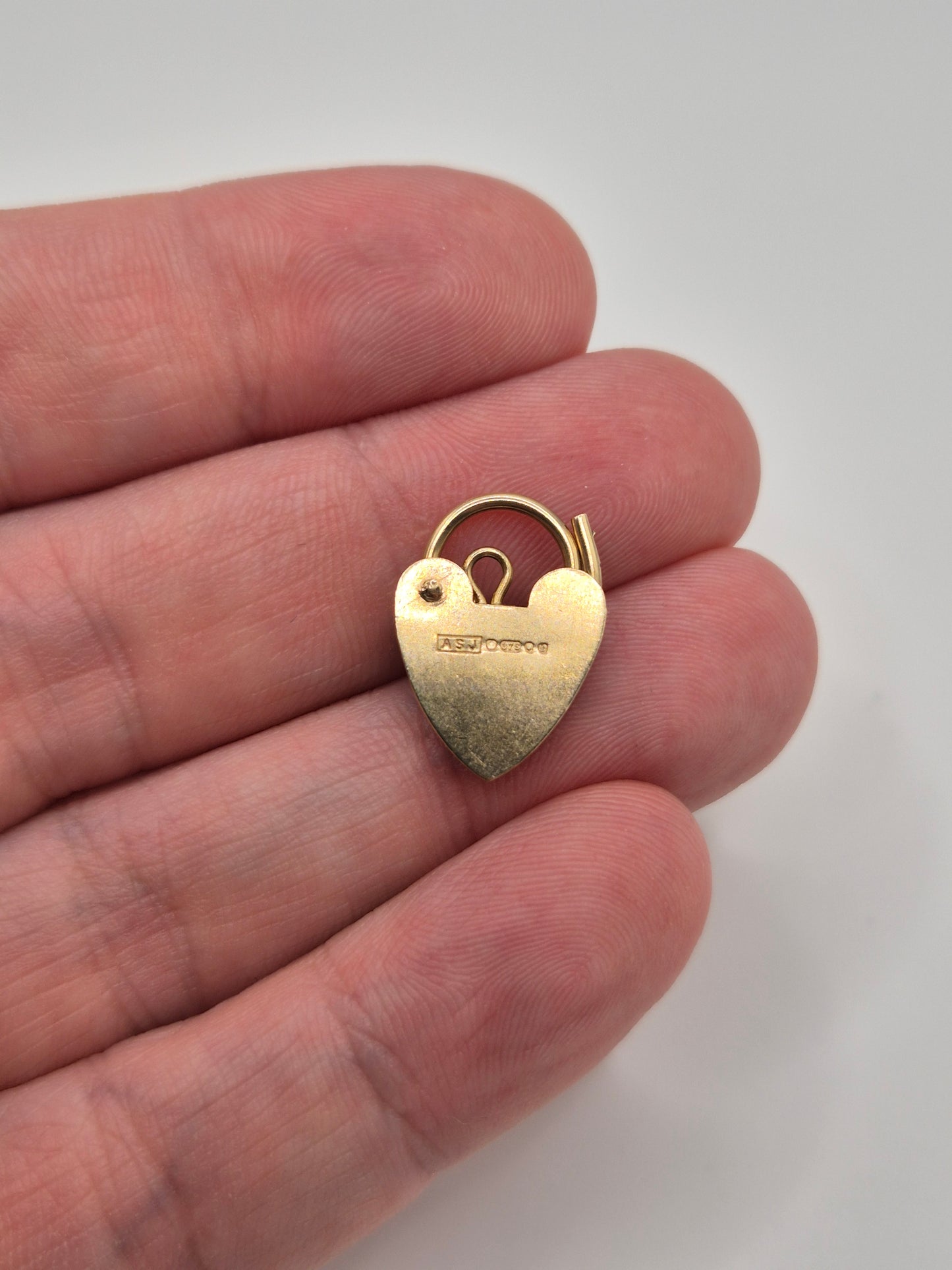 9ct gold padlock (10)