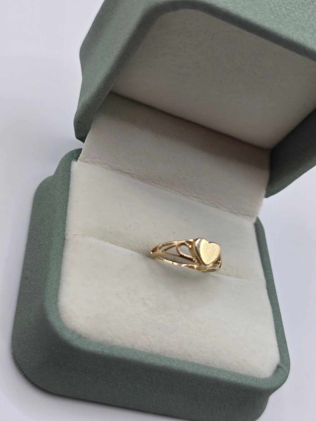 9ct gold heart signet ring