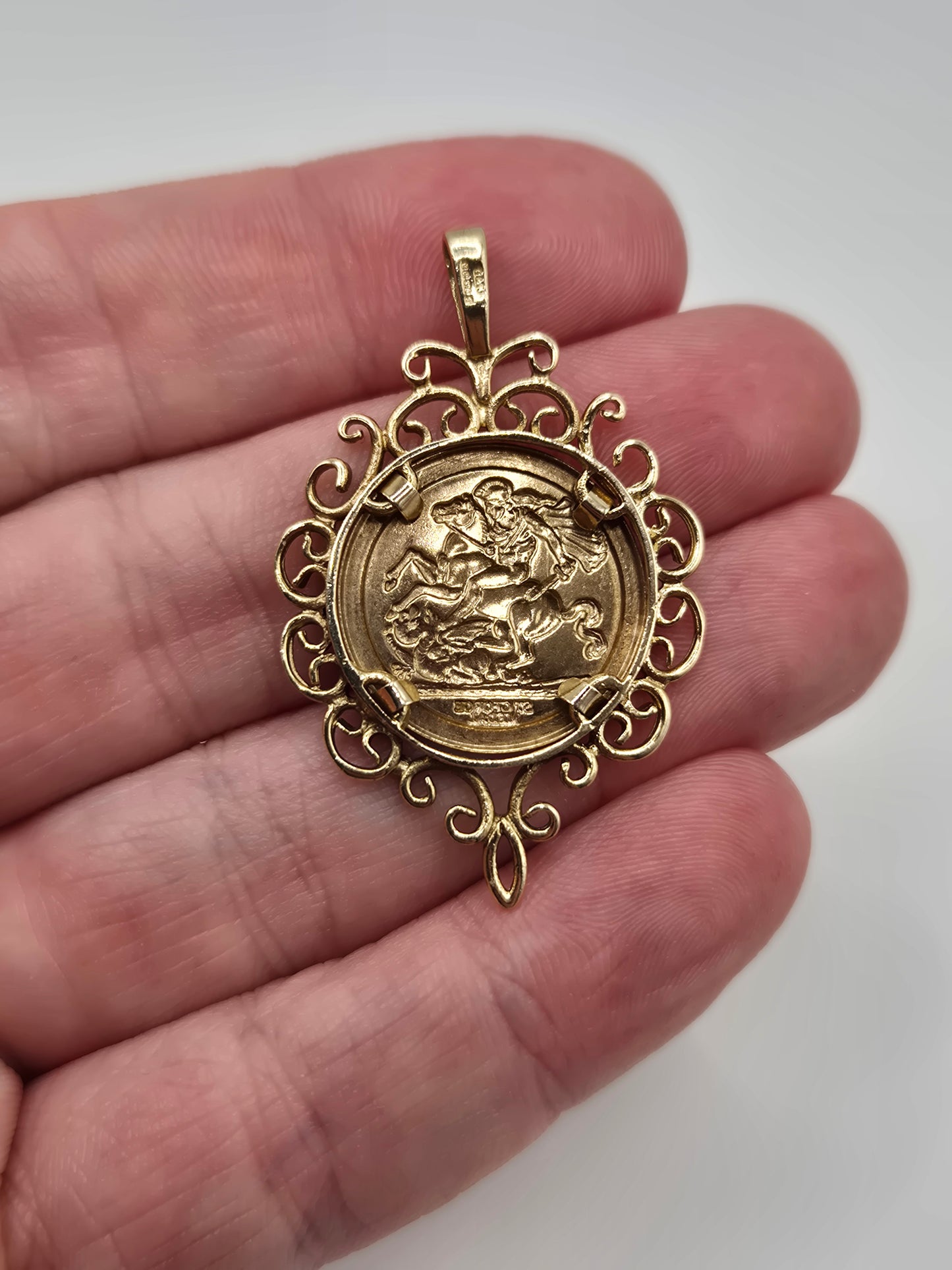 9ct gold st george pendant