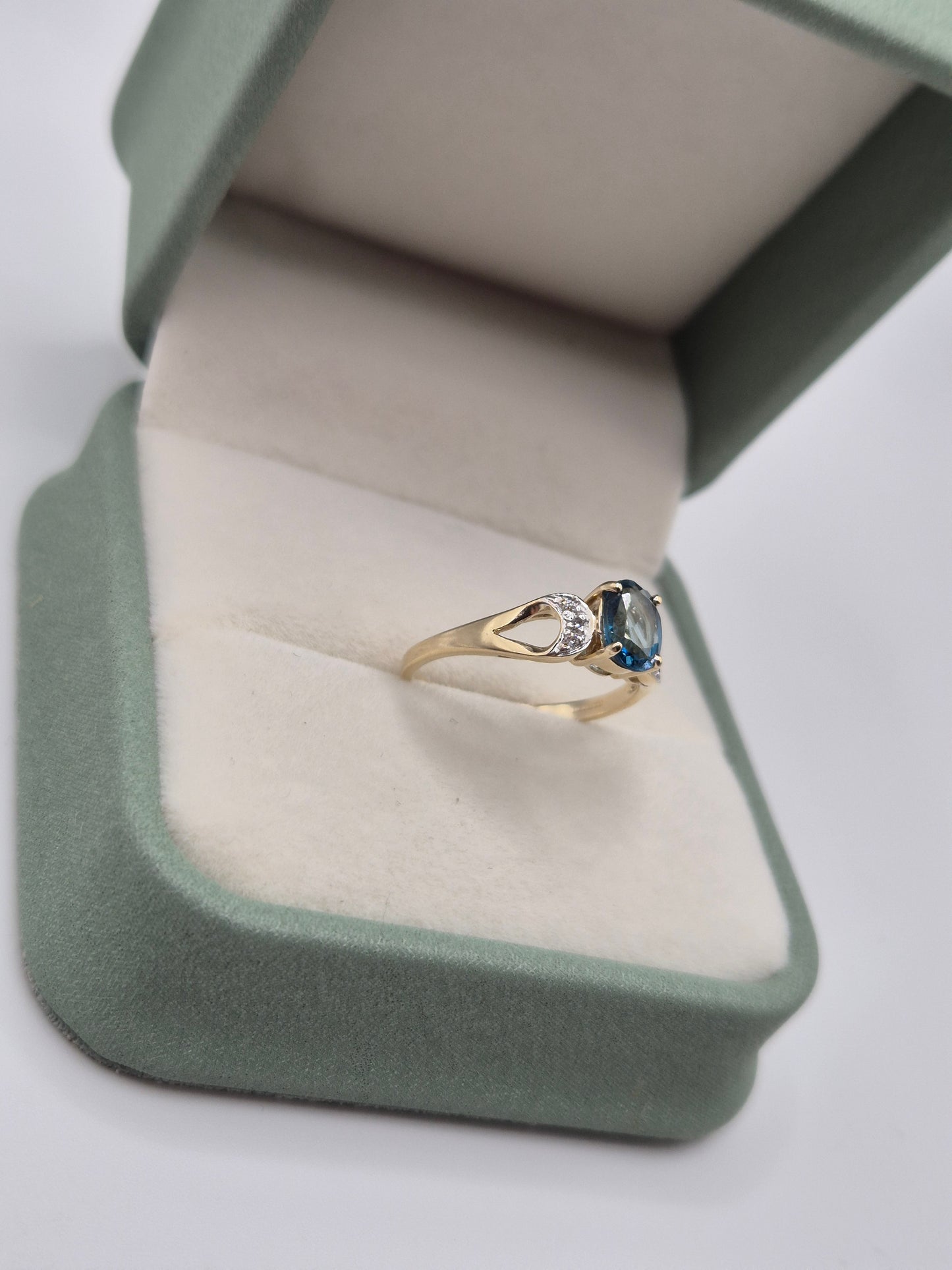 9ct gold topaz and diamond ring