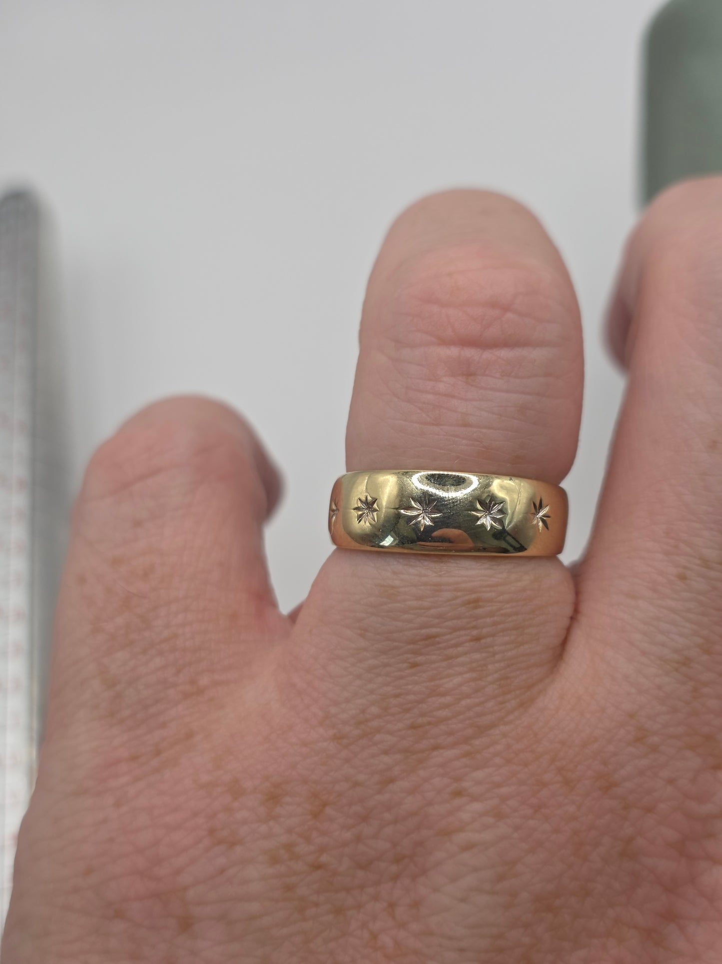 9ct gold star band ring