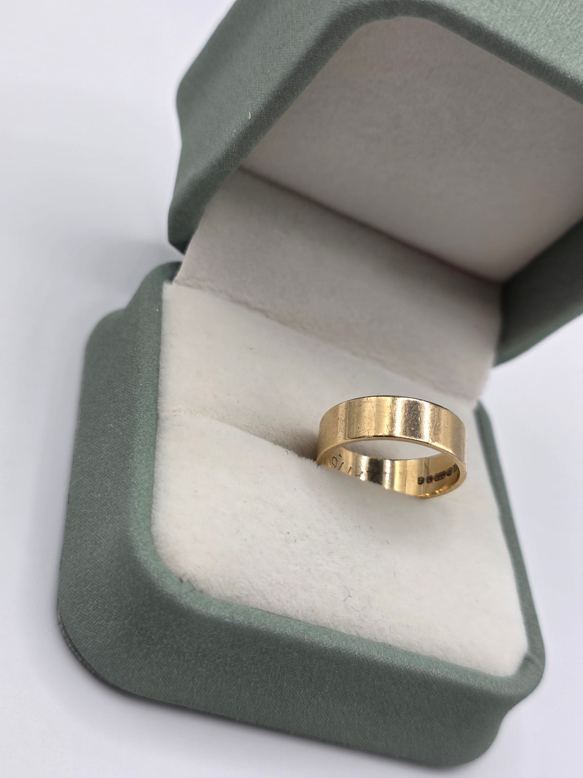 9ct gold band ring