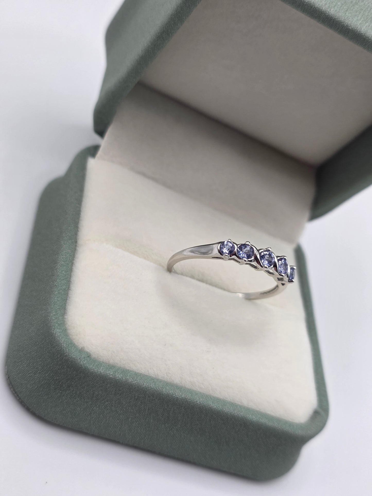 9ct white gold tanzanite ring