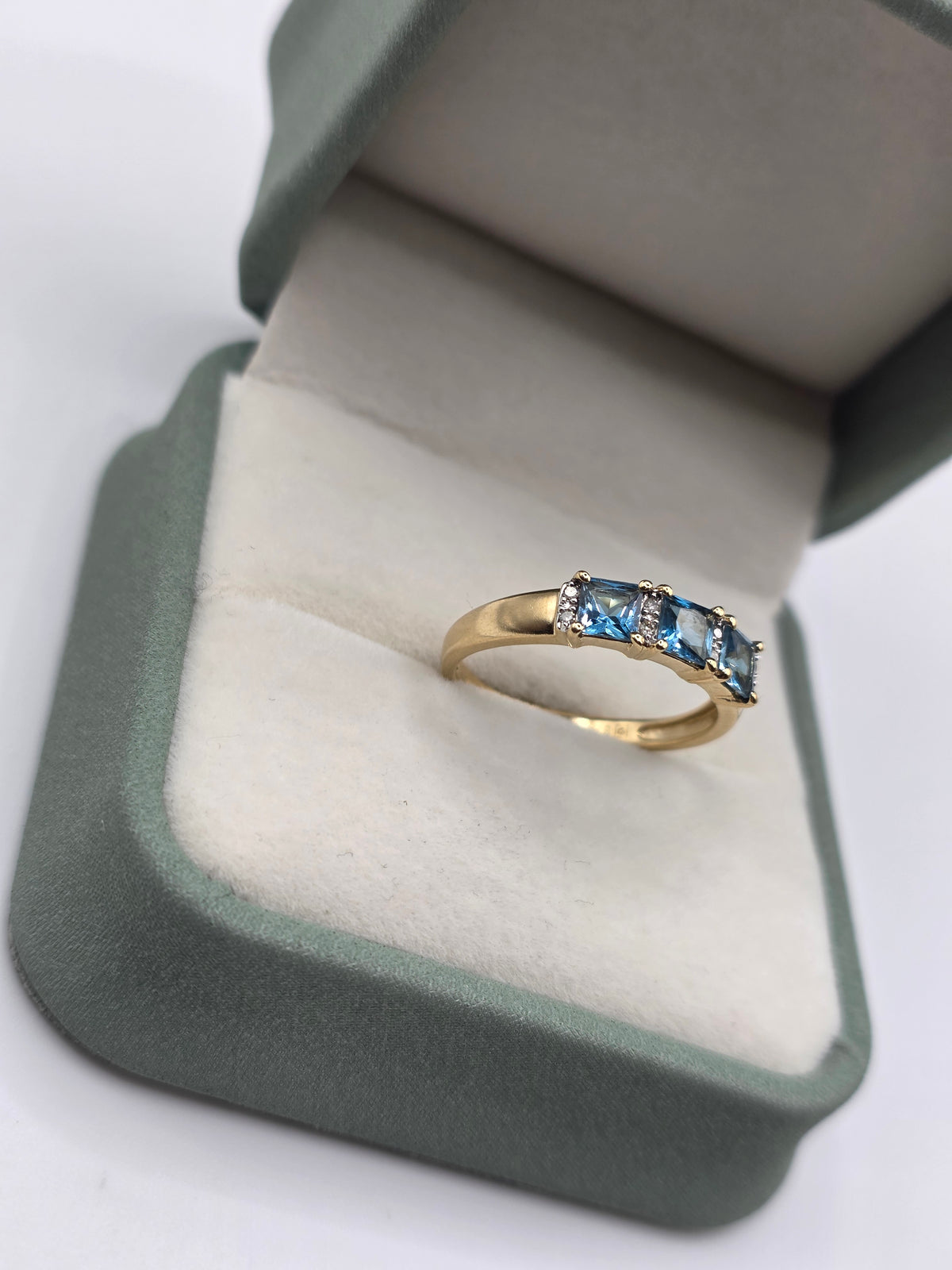 9ct gold topaz and diamond ring