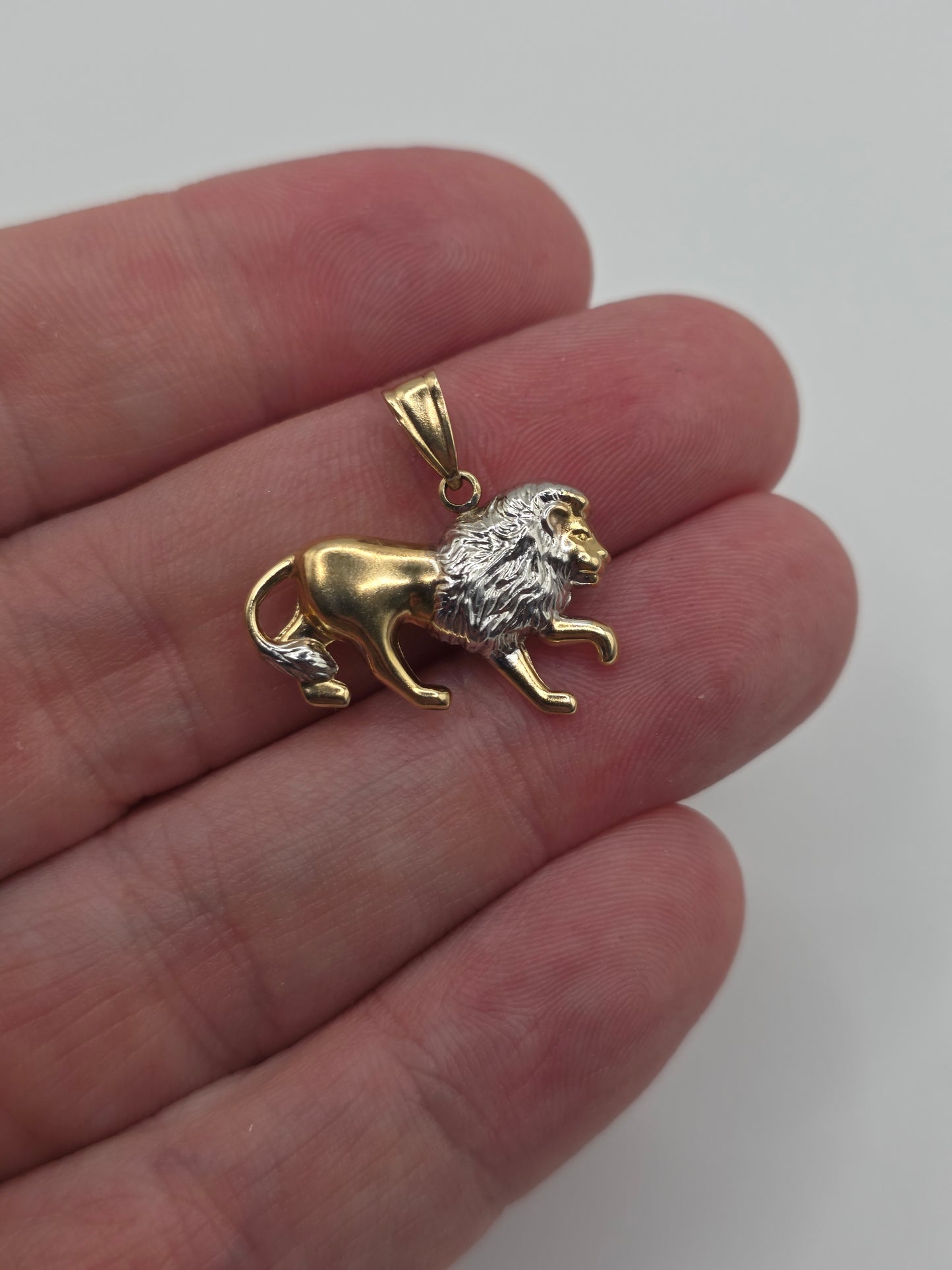 9ct two tone gold lion pendant