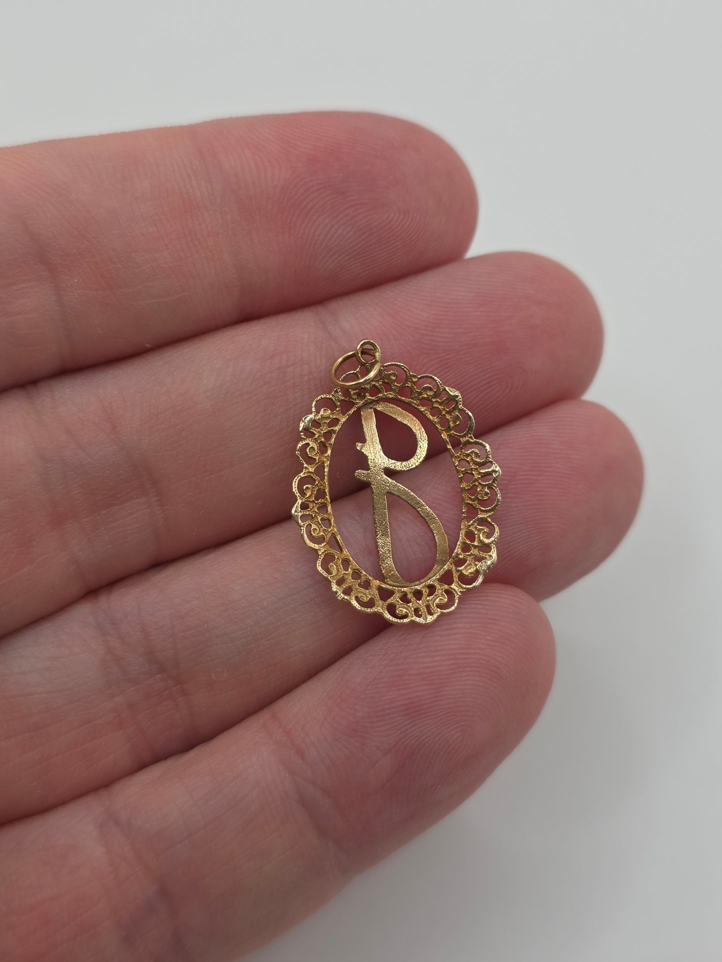 9ct gold initial J pendant