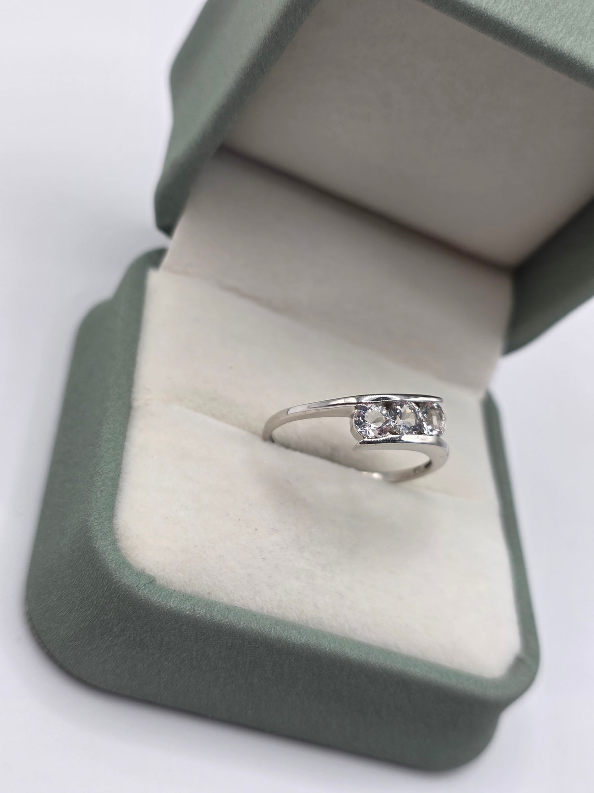 9ct white gold cz ring