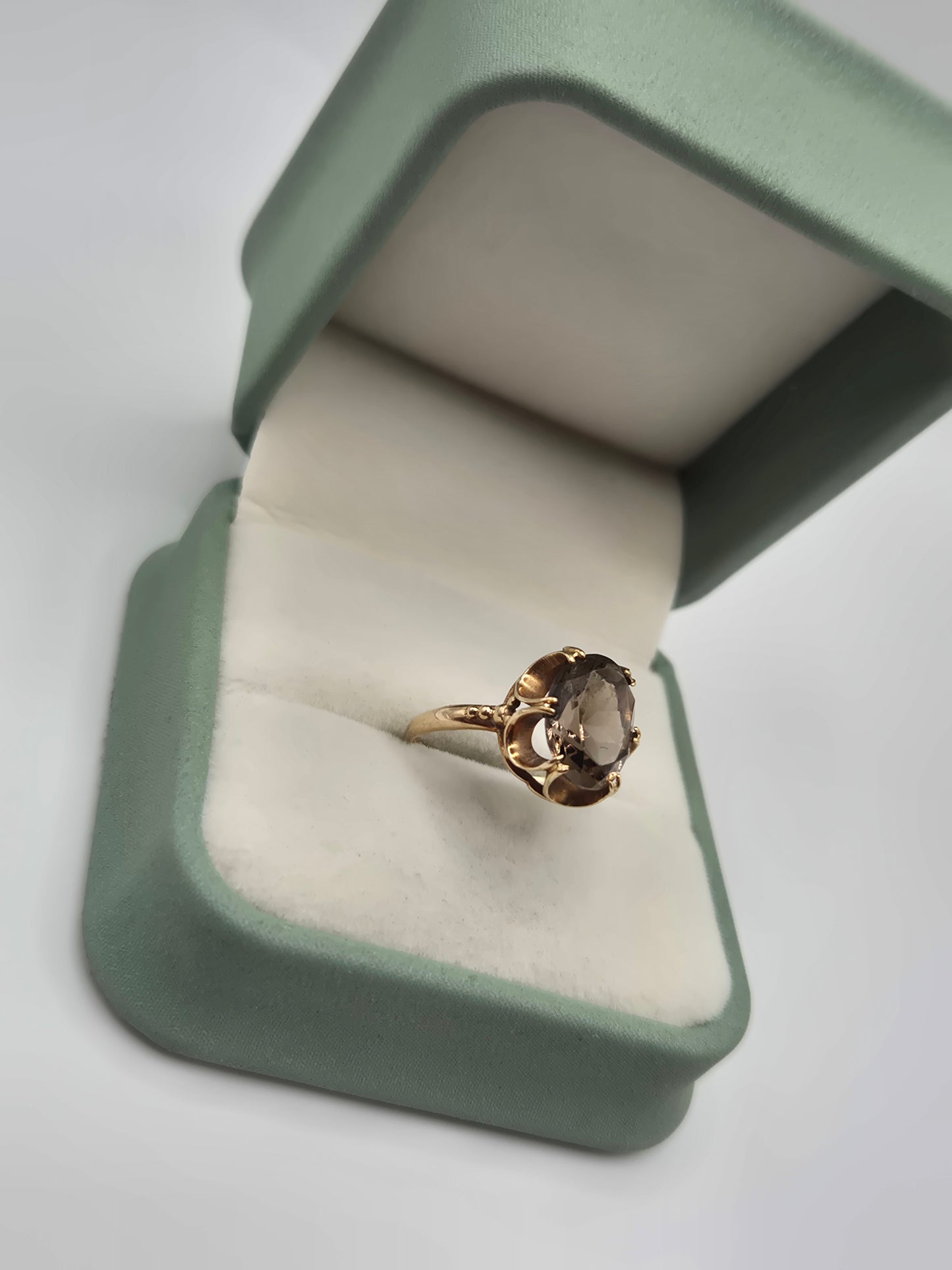 9ct gold quartz ring