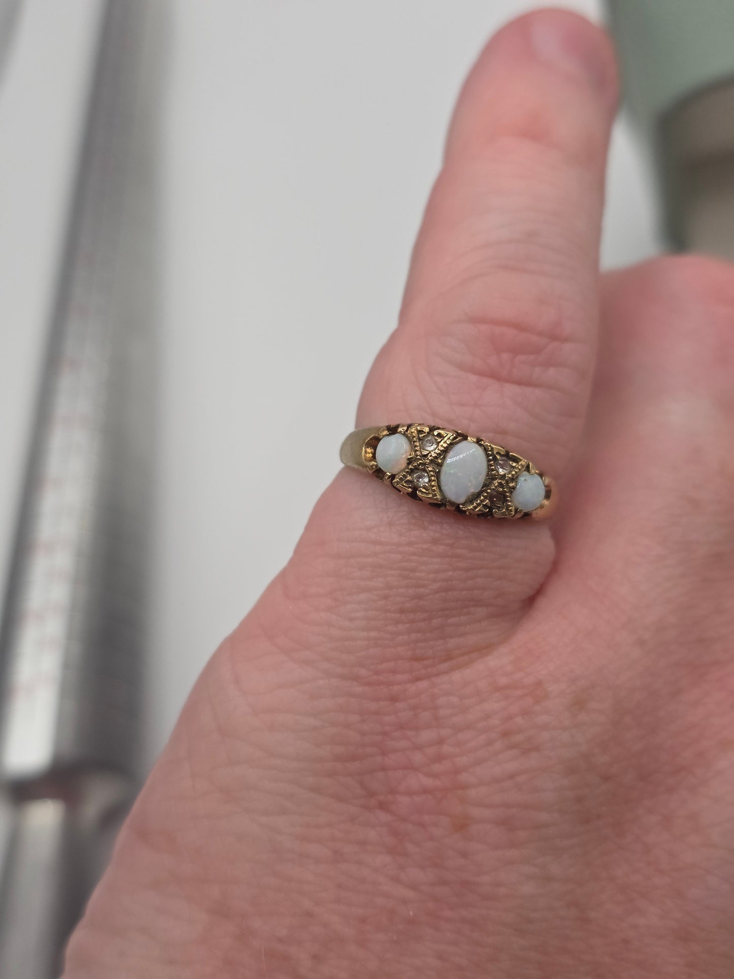 Vintage 9ct gold opal gypsy ring