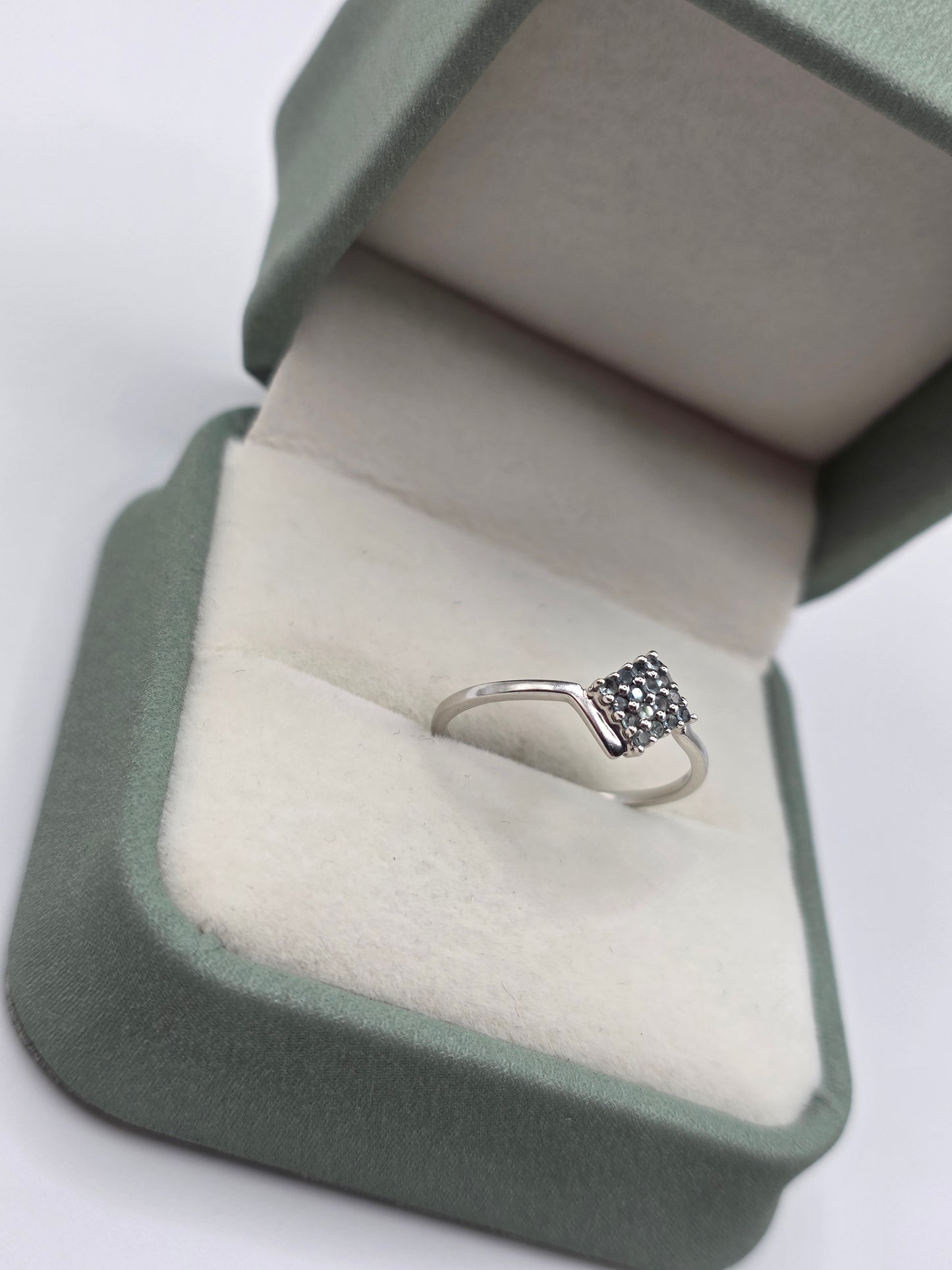 9ct white gold alexandrite ring