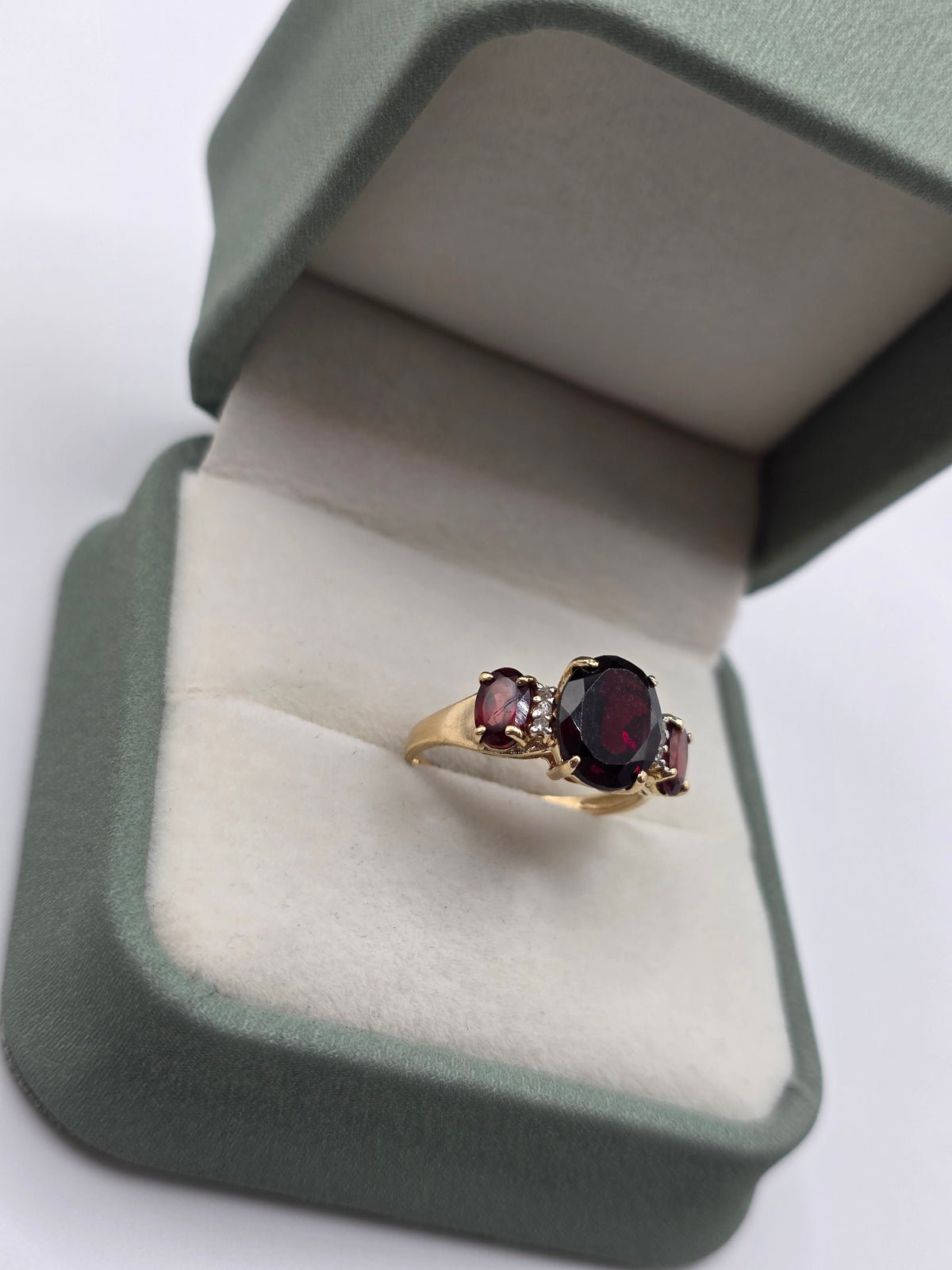 9ct gold garnet and diamond ring