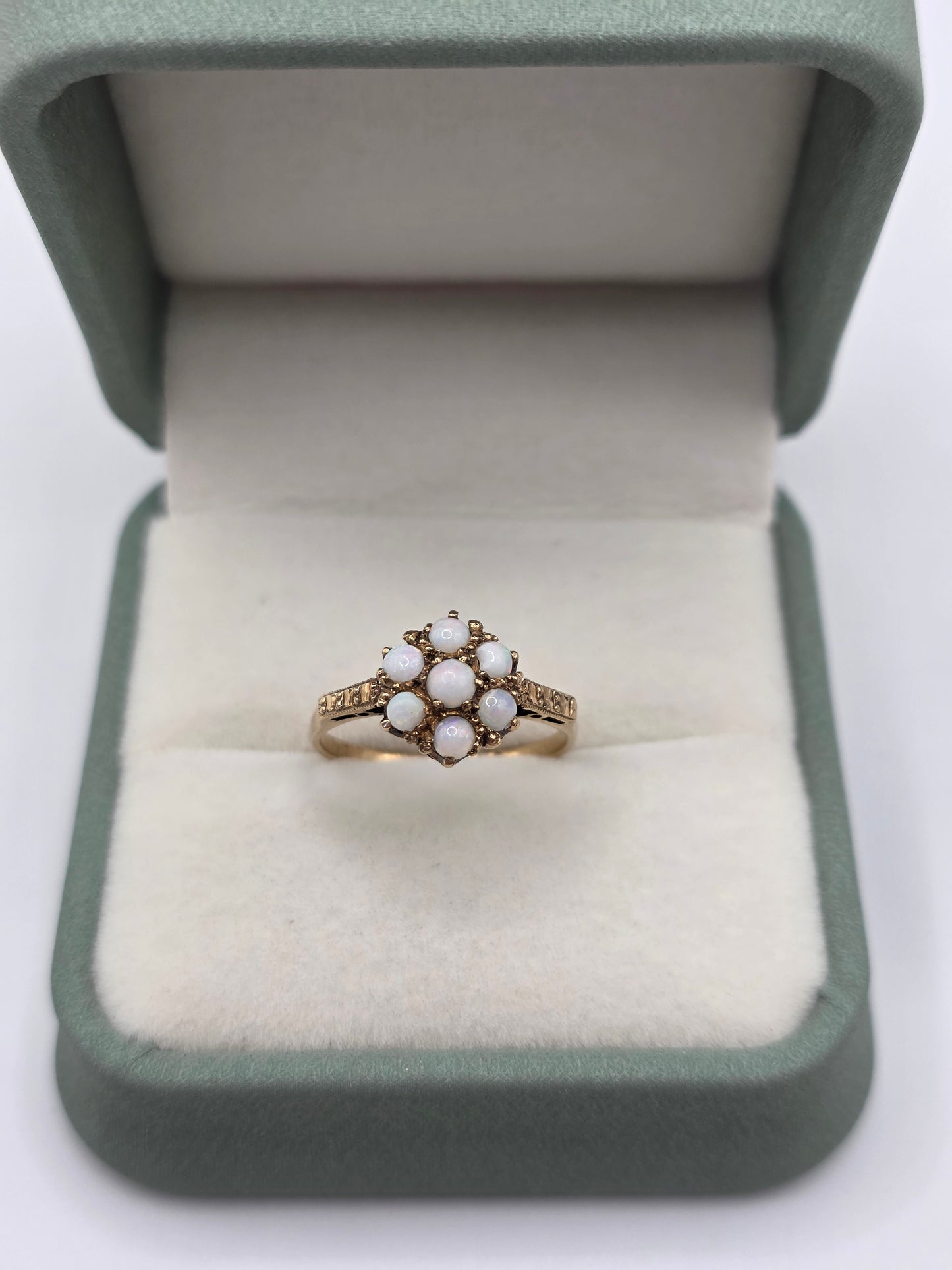 Vintage 9ct gold opal cluster ring