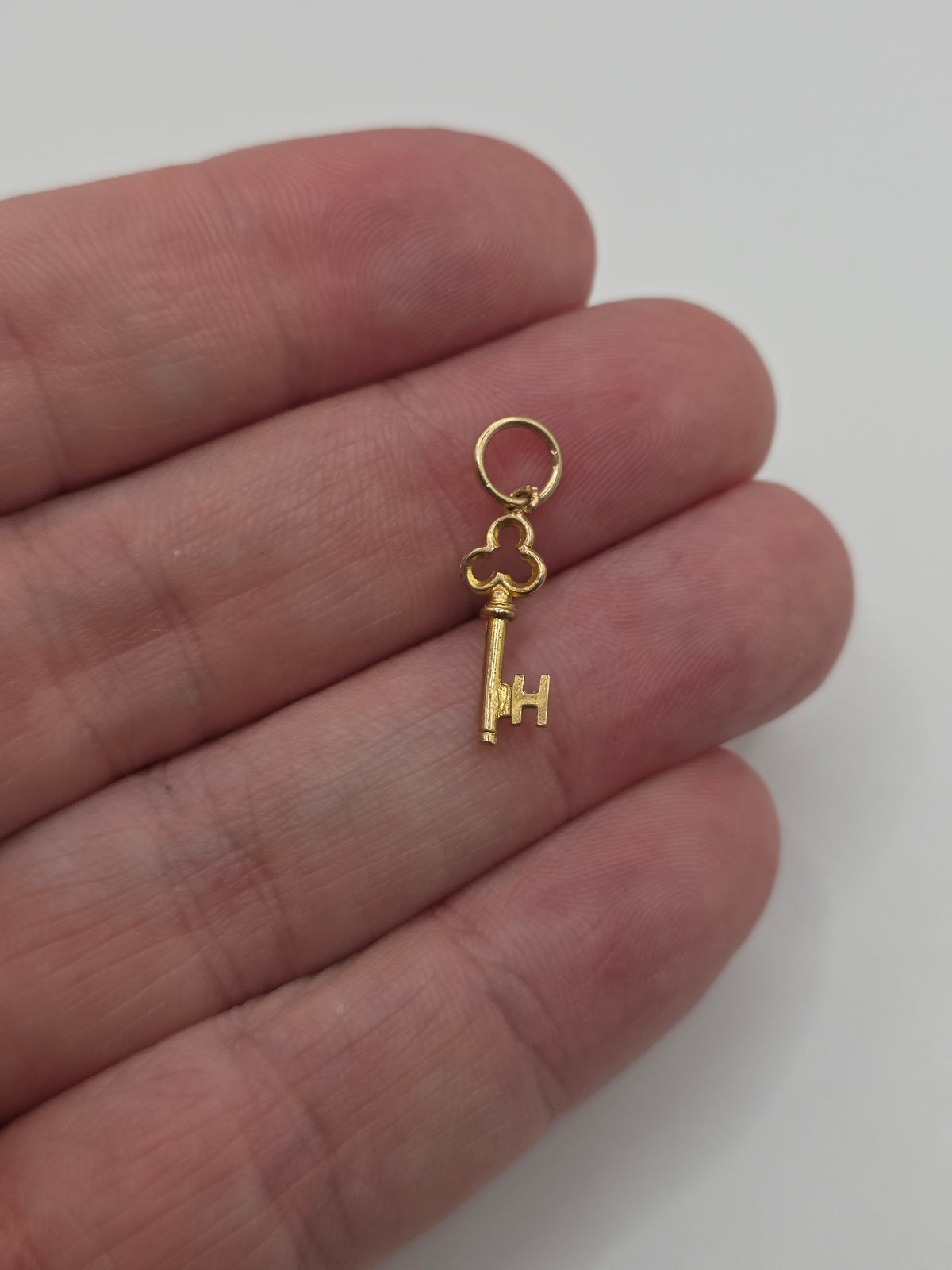 9ct gold initial H key charm