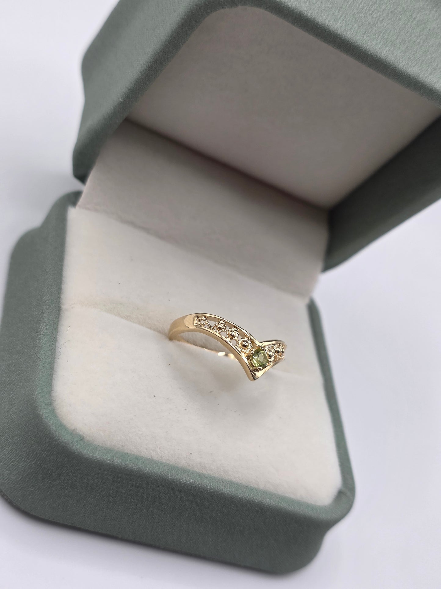 9ct gold peridot wishbone ring