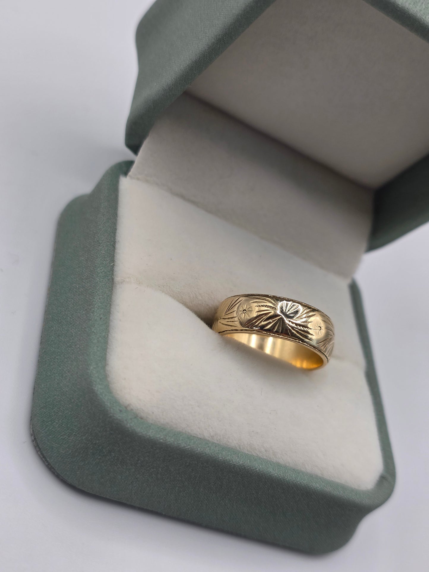 9ct gold patterned band ring
